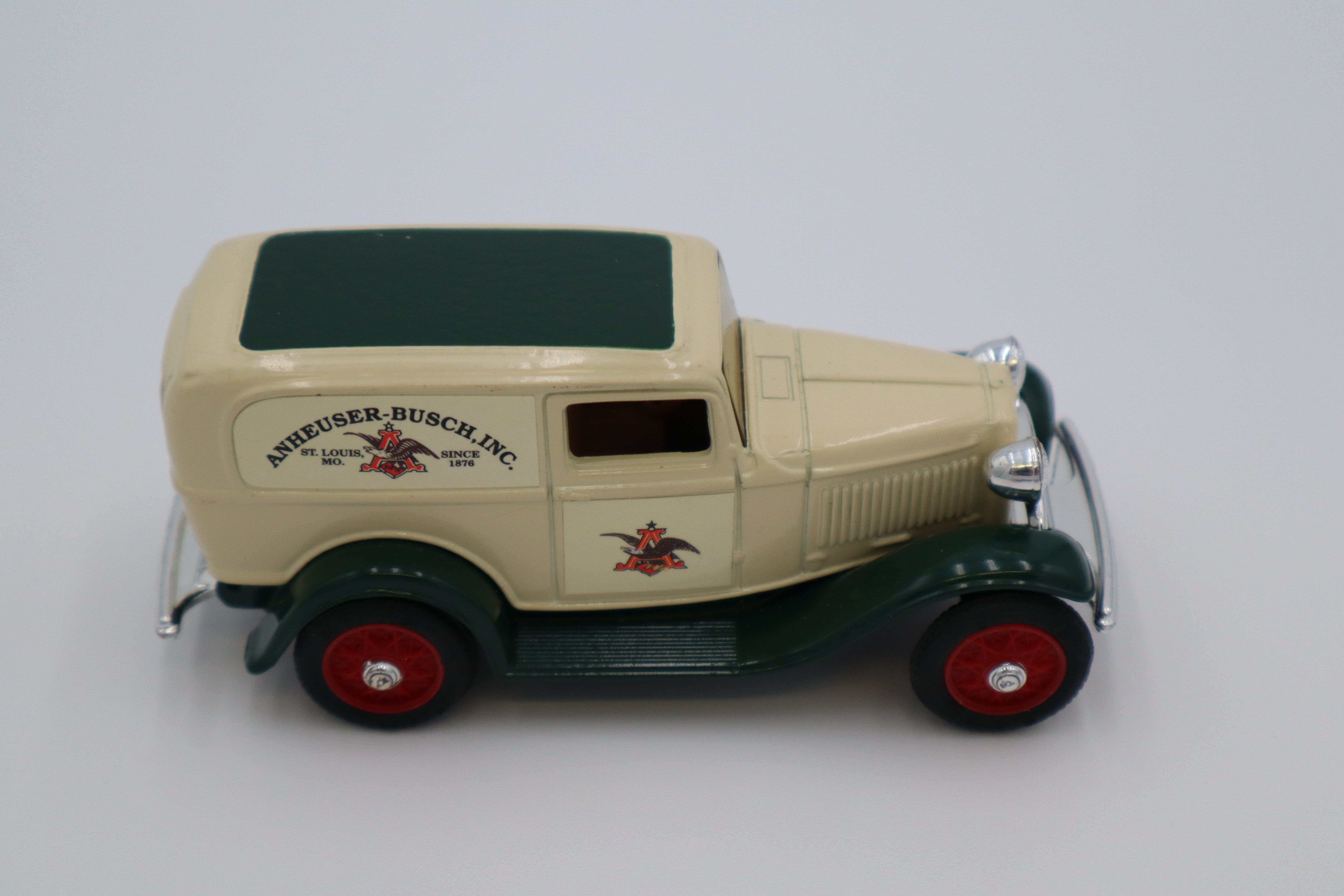 Ertl 1932 Ford Panel Delivery Truck (Cream/Green) Anheuser Busch-Second hand-M8305