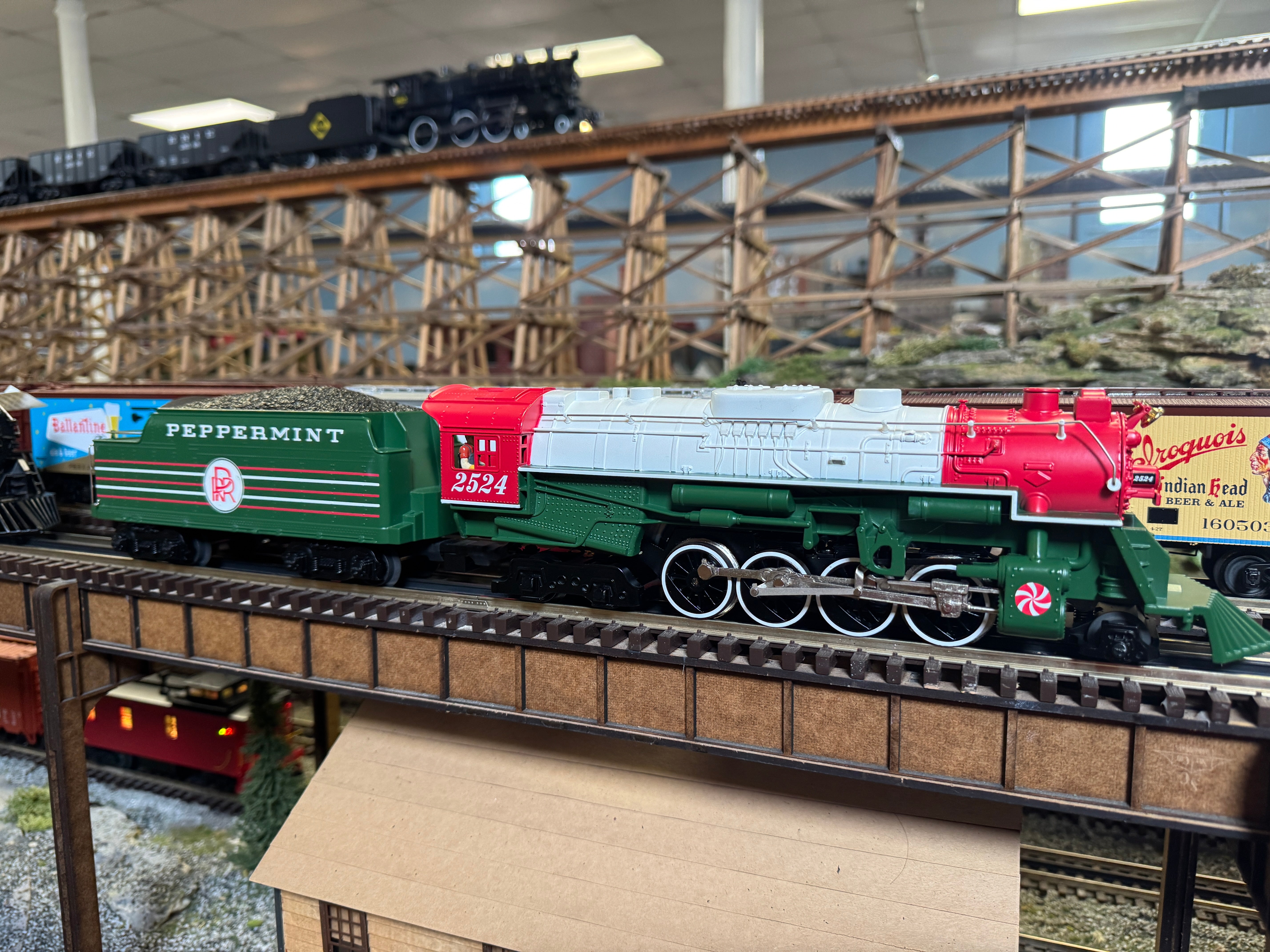 Lionel 2432110 - LionChief+ 2.0 Berkshire Steam Locomotive "Peppermint Rail Road" #2524