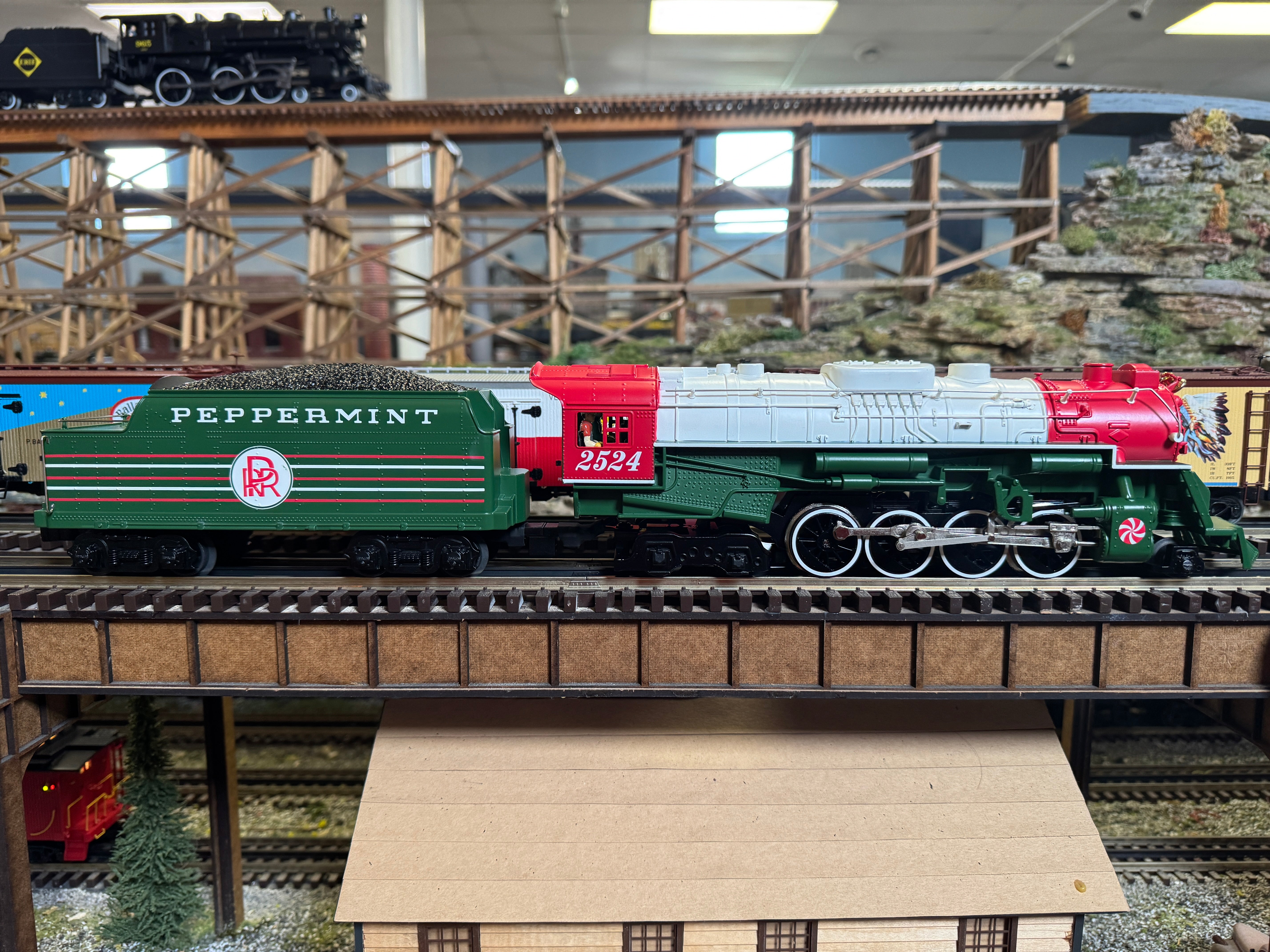 Lionel 2432110 - LionChief+ 2.0 Berkshire Steam Locomotive "Peppermint Rail Road" #2524