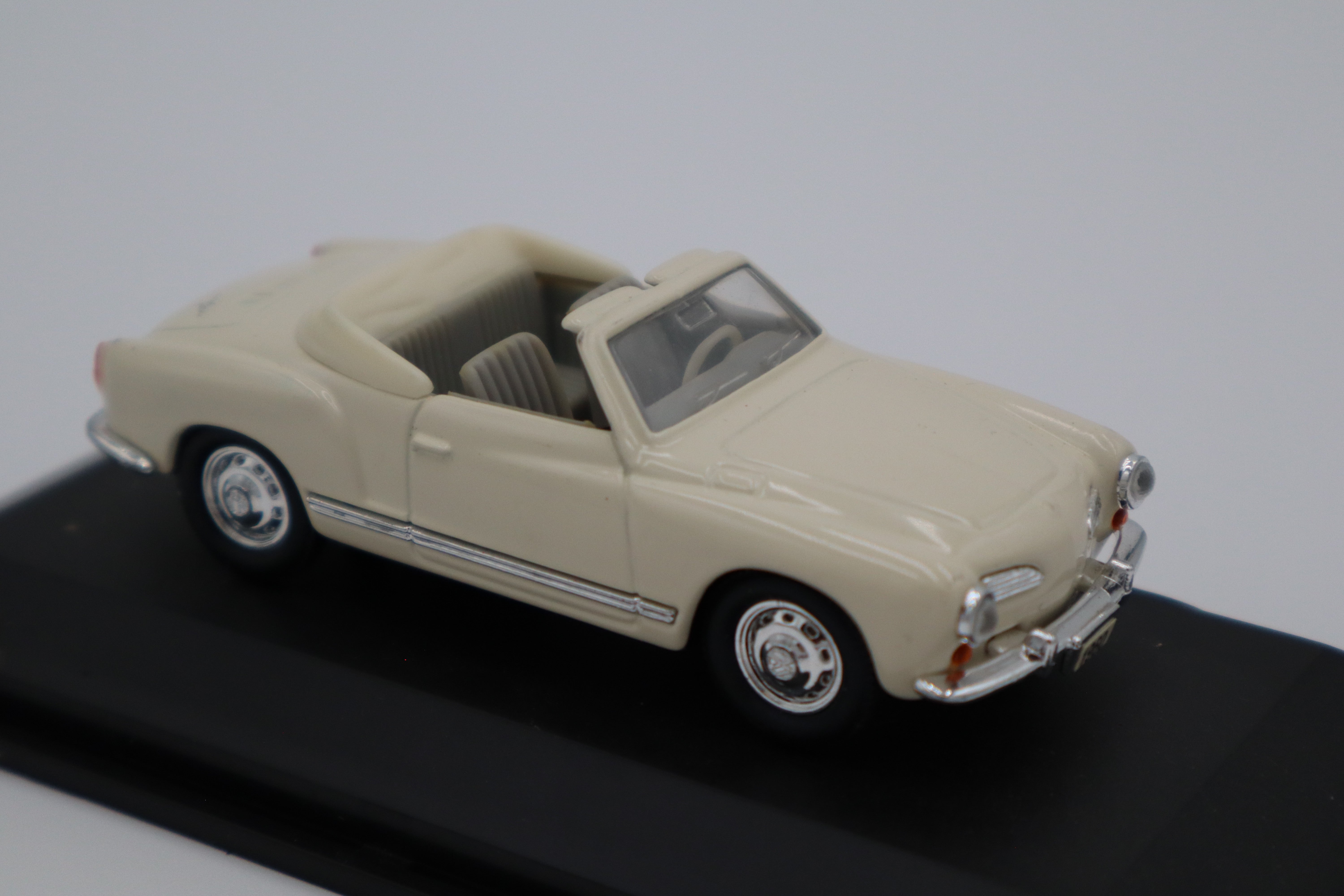 Yatming 1960 Volkswagen Karmann-Ghia (White)-Second hand-M8312