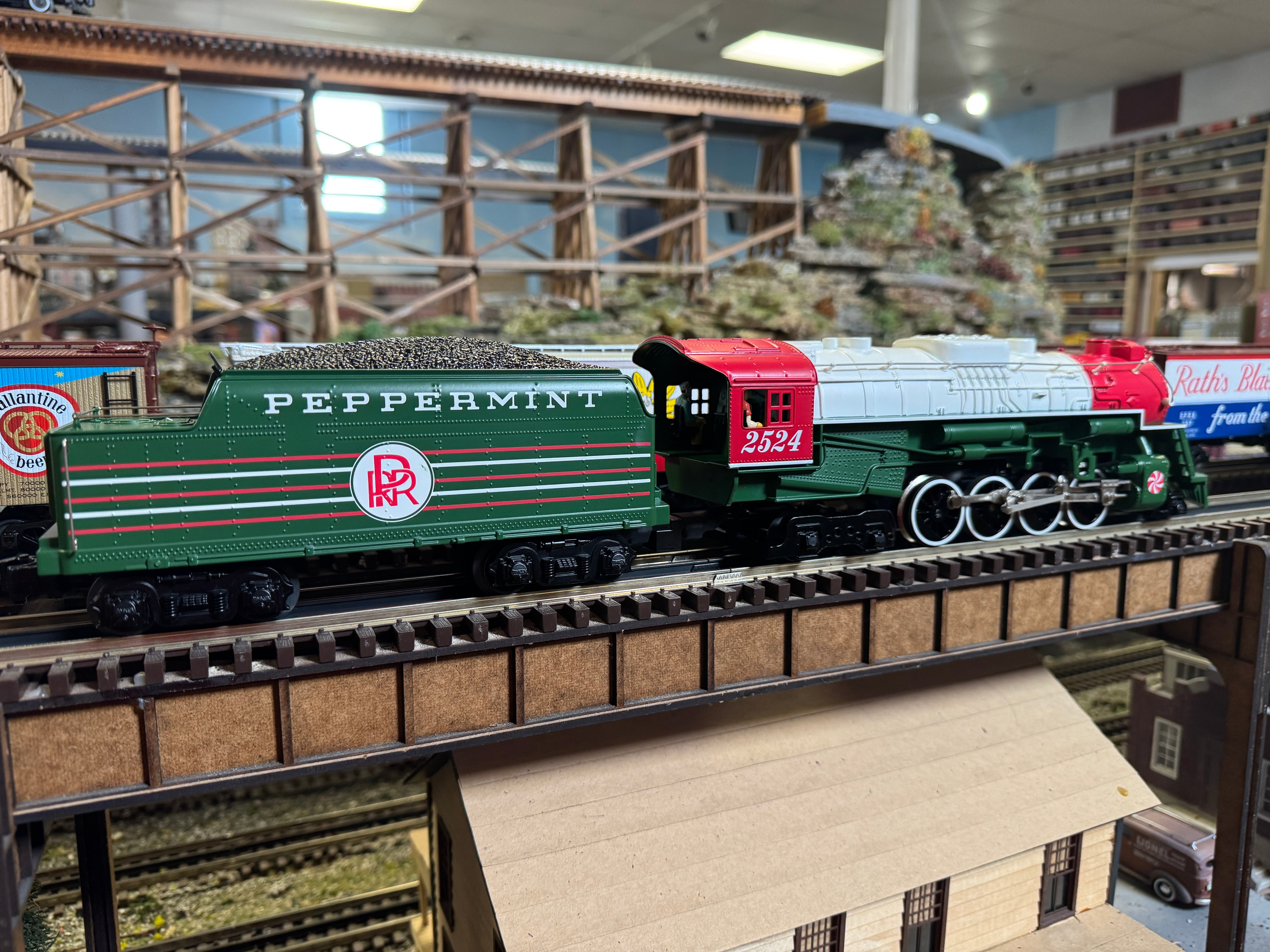 Lionel 2432110 - LionChief+ 2.0 Berkshire Steam Locomotive "Peppermint Rail Road" #2524