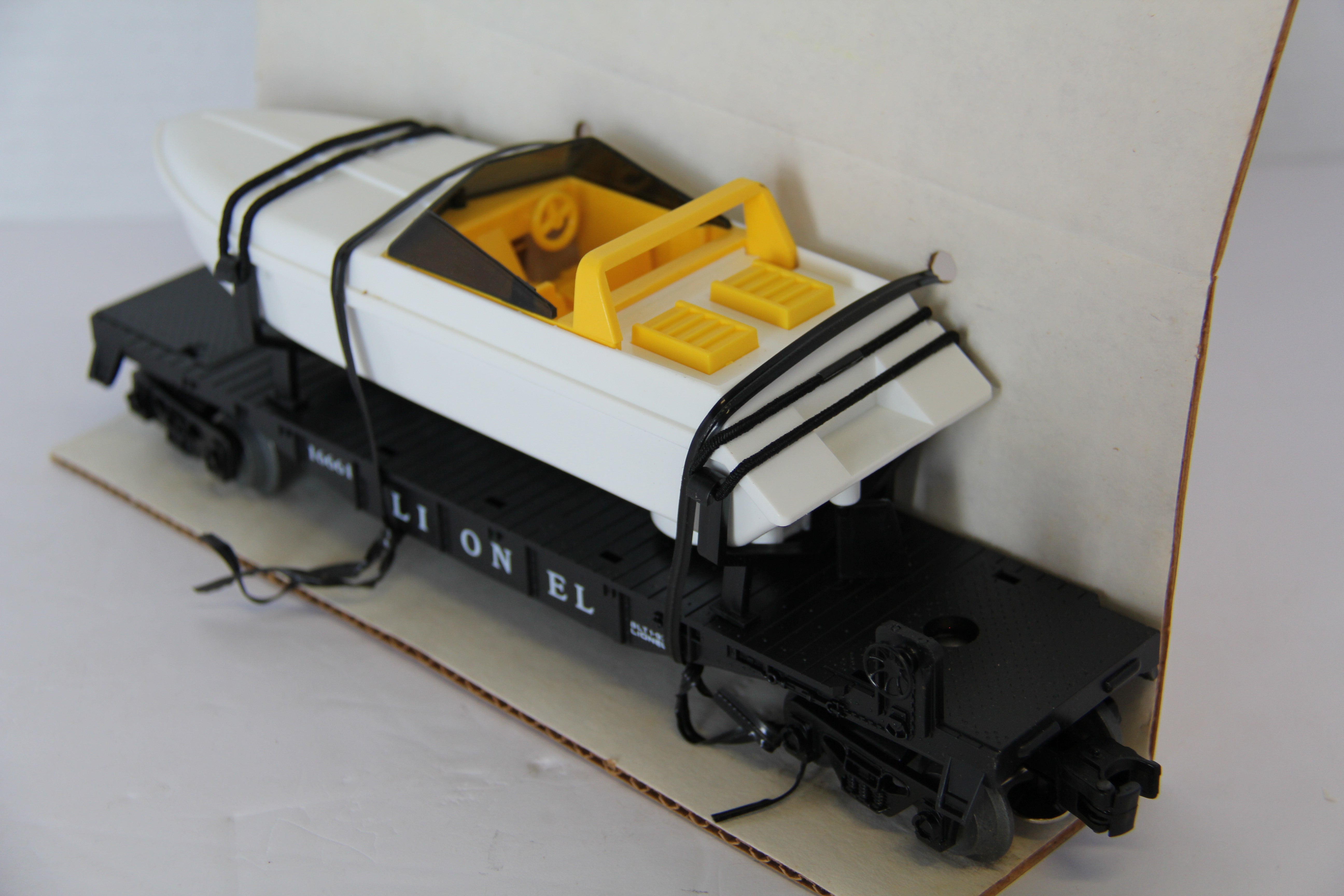 Lionel 6-16661 Lionel Flatcar with Operating Boat-Second hand-M7630