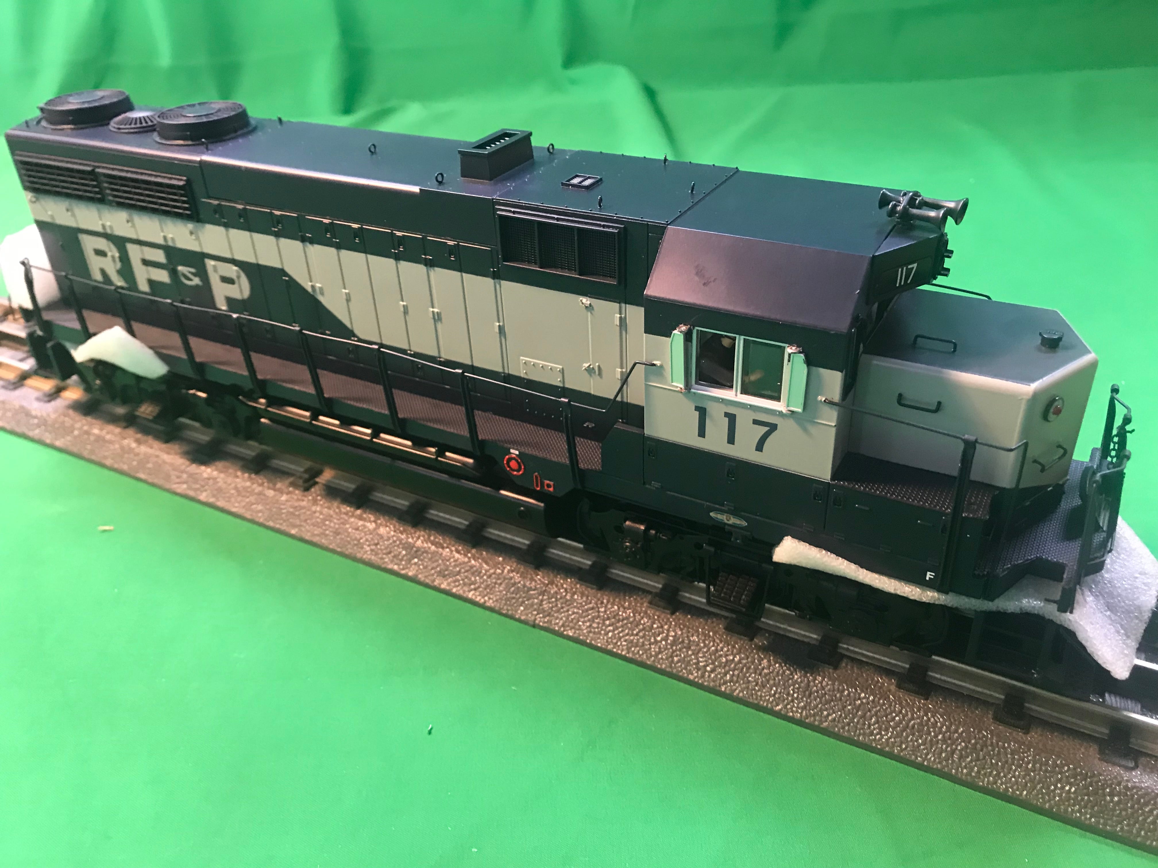 MTH 20-20987-1 - GP-35 Low Hood Diesel Engine "Richmond, Fredericksburg & Potomac" #117 w/ PS3 (Hi-Rail Wheels)-Second hand-M5046