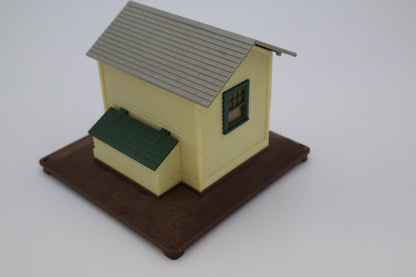 Lionelville Whistling Freight Shed-Second hand-M8329