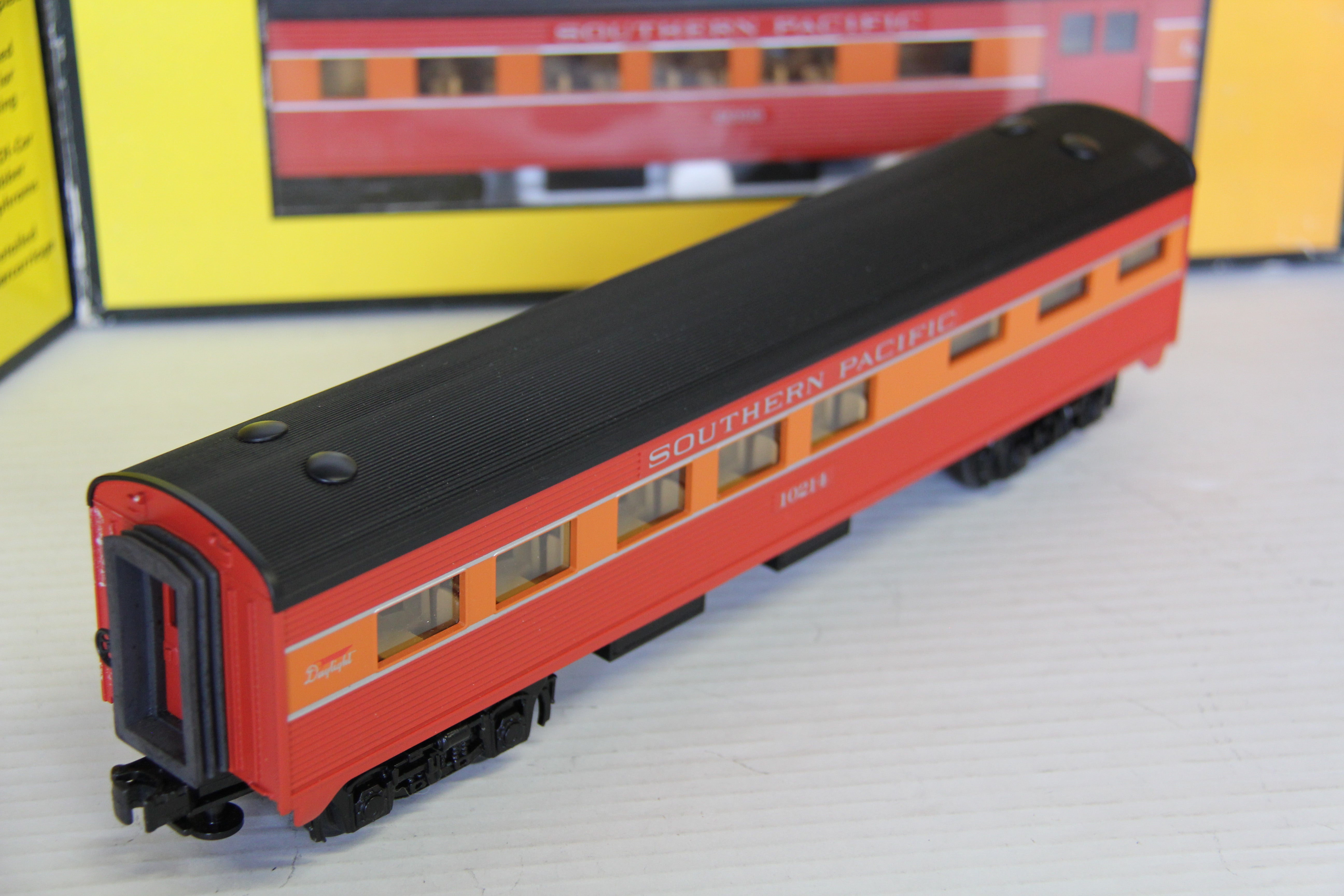 Rail King 30-6060S & 30-6063 Southern Pacific Combine/Diner 6 Car Passenger Set-Second hand-M7239