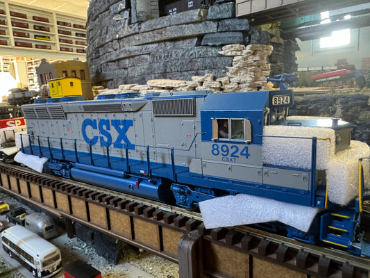 Atlas O 30138263 - Premier - SD45 Diesel Locomotive "CSX" #8924 w/ PS3 - MrMuffin'sTrains