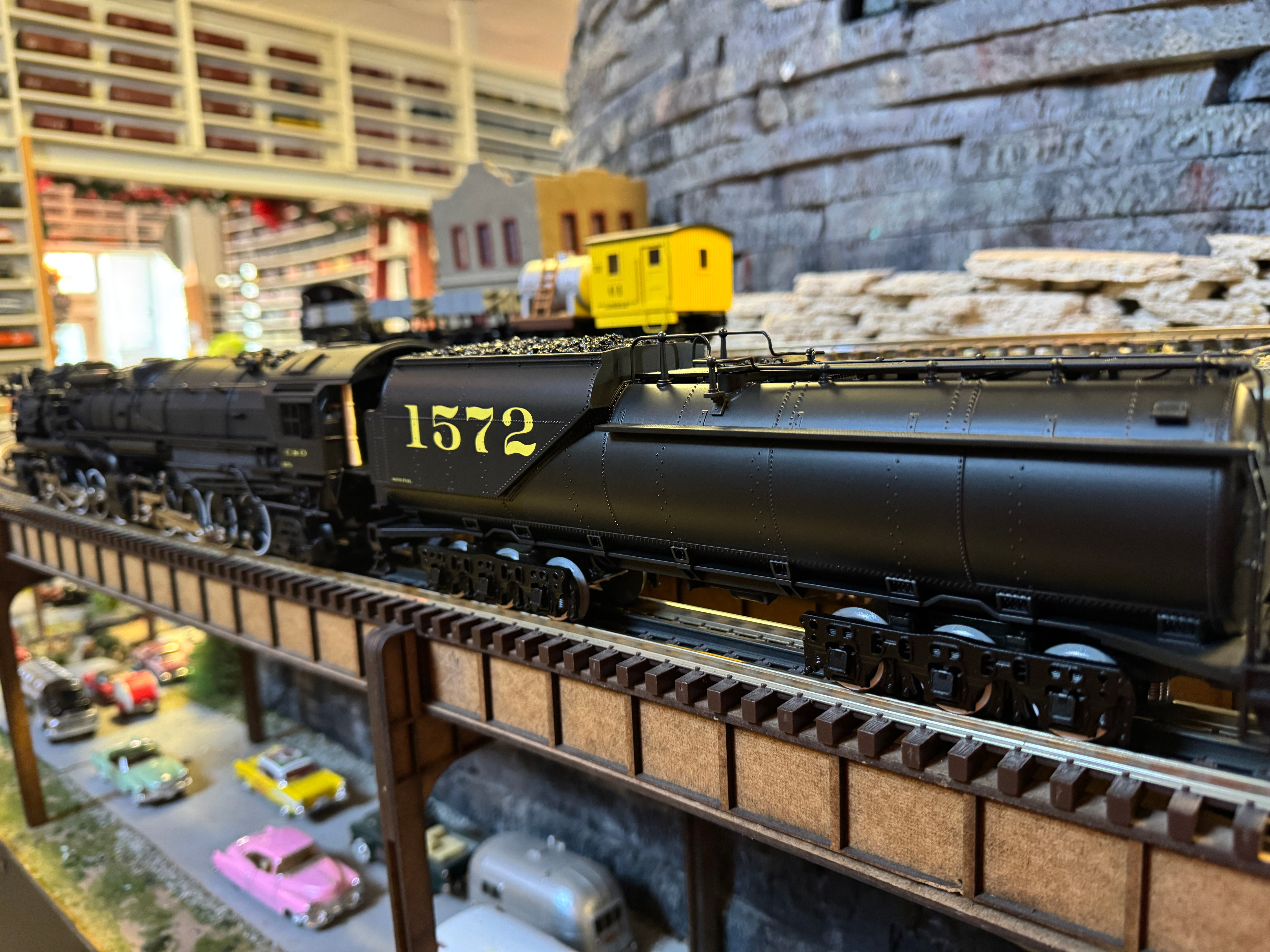 Lionel 2431550 - Legacy H7 2-8-8-2 Steam Locomotive "Chesapeake & Ohio" #1572 (Vandy Tender CA 1926)