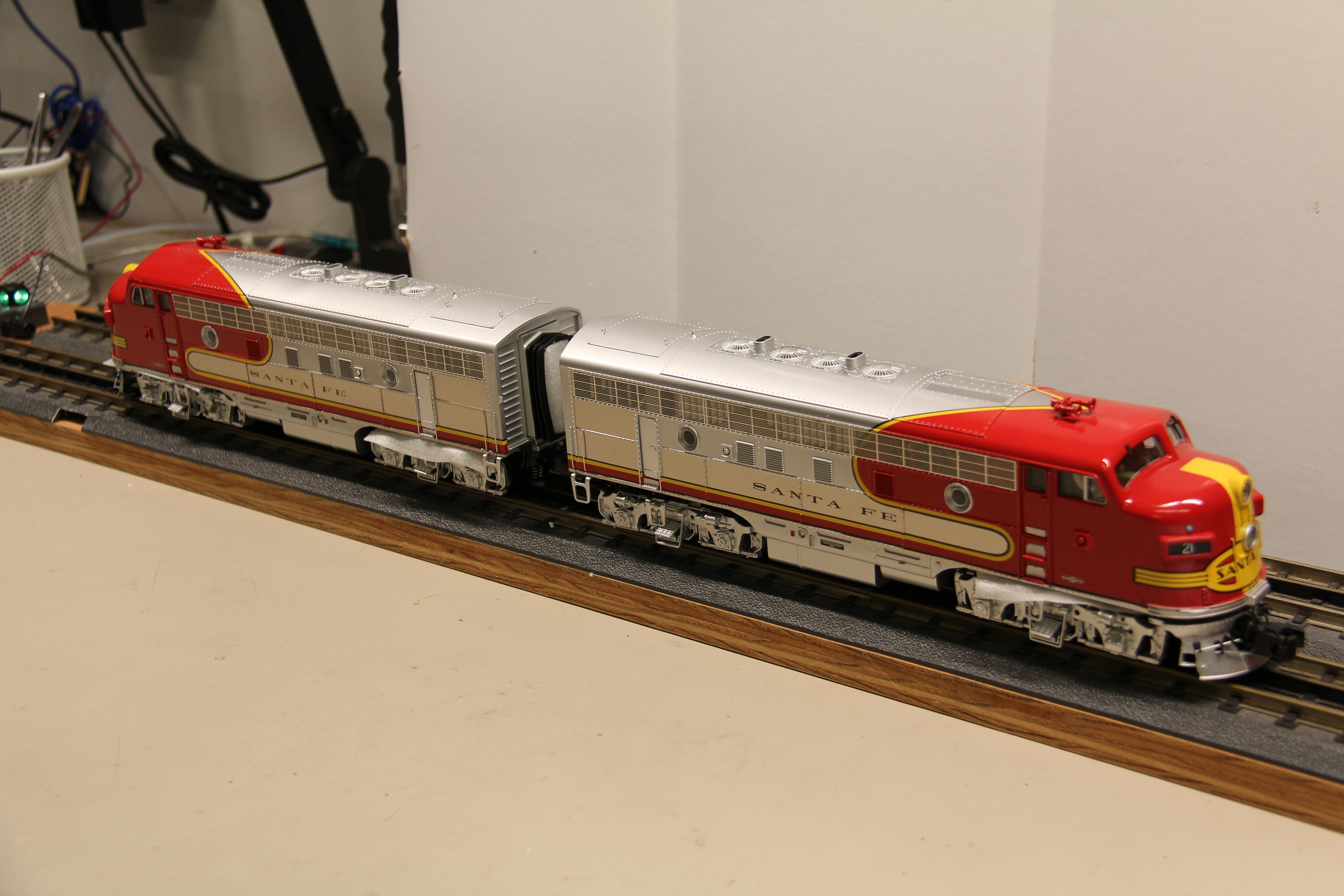 MTH 20-21586-1 & MTH 20-21587-4 Santa Fe-Plated F-3 AA Set Powered & Non Powered #21 & #24 -Second hand-M5858