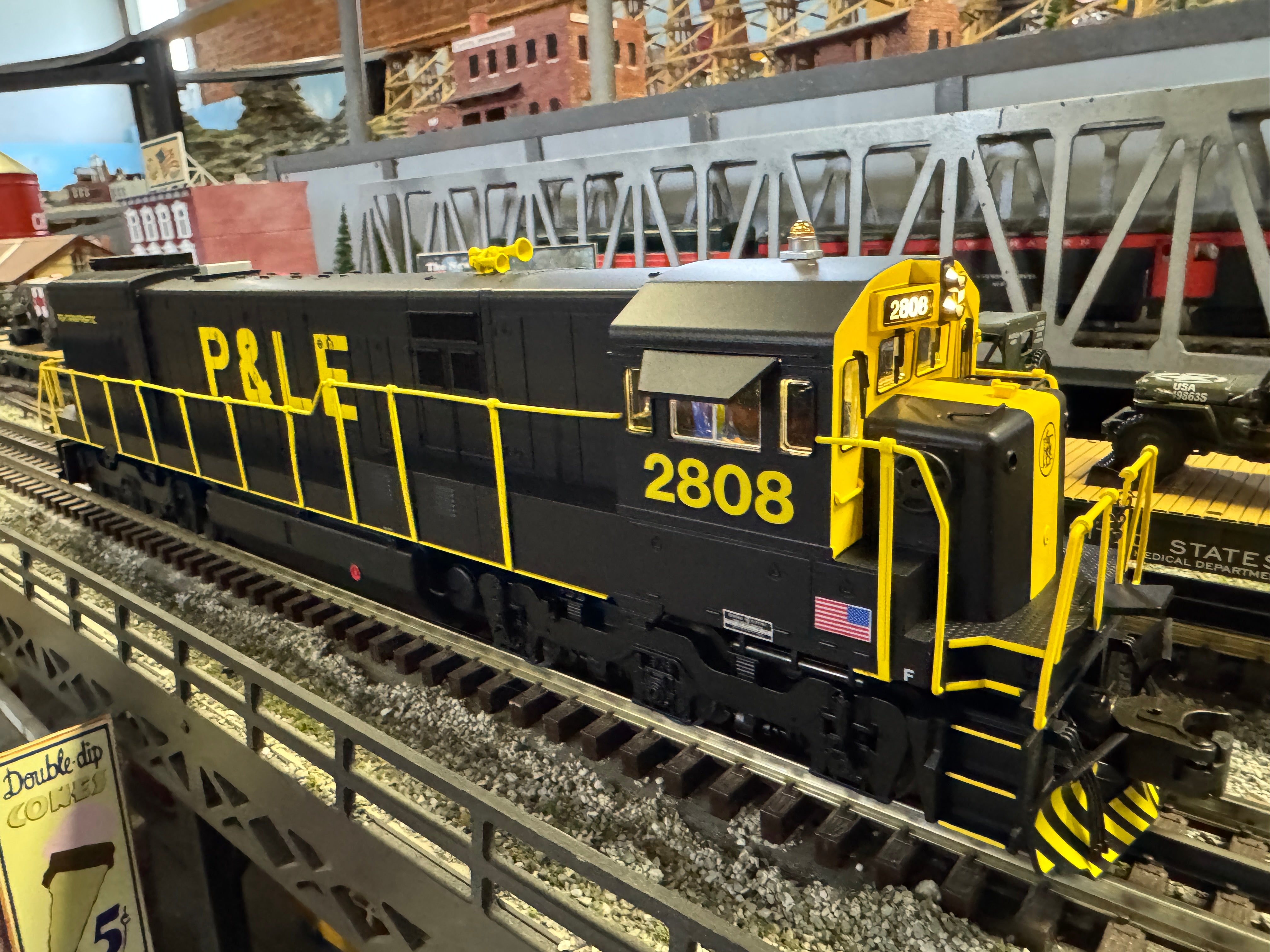 Lionel 2433993 - Legacy U28C Diesel Locomotive "Pittsburgh & Lake Erie" #2808 - Custom Run for MrMuffin'sTrains