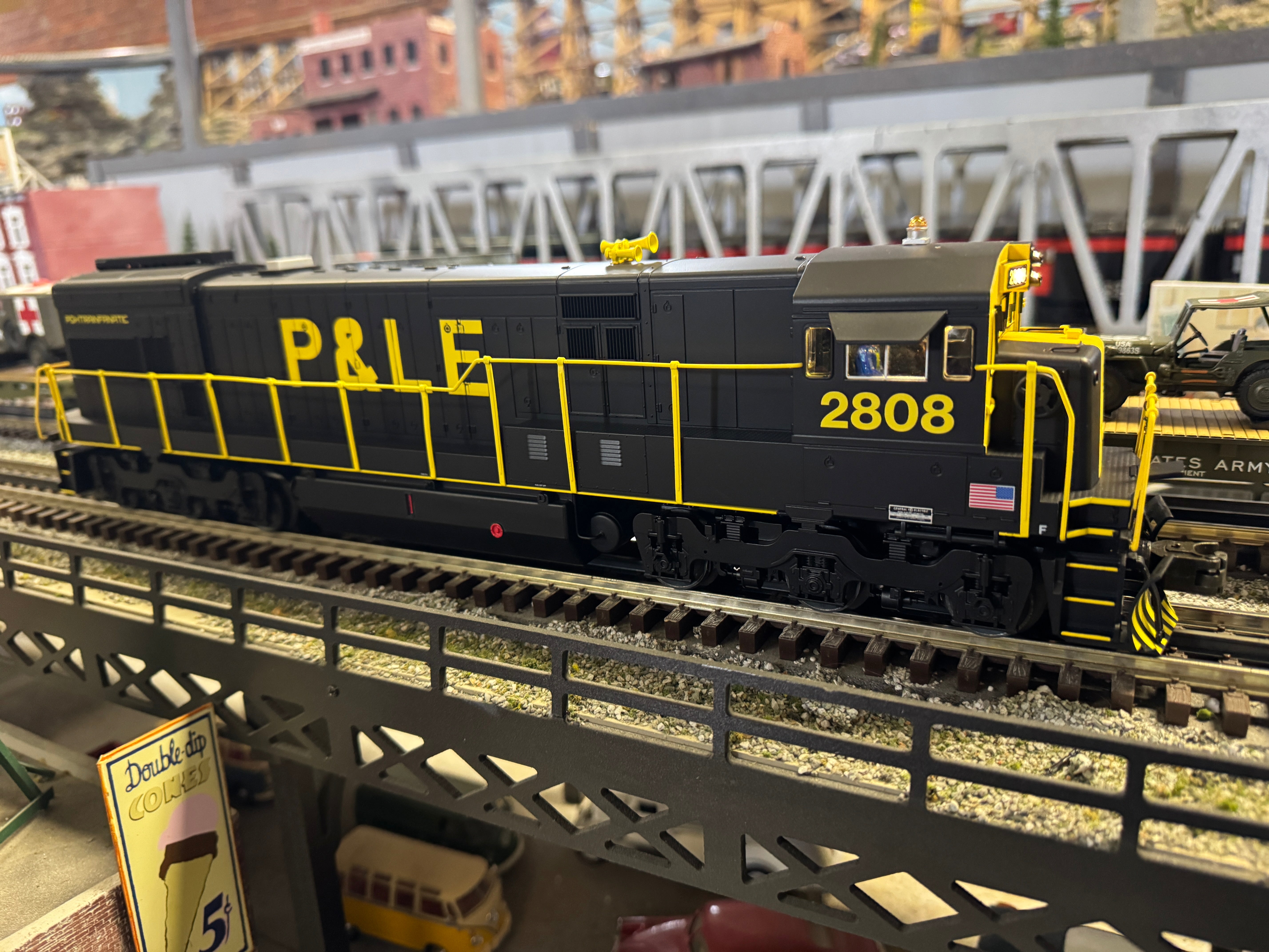 Lionel 2433993 - Legacy U28C Diesel Locomotive "Pittsburgh & Lake Erie" #2808 - Custom Run for MrMuffin'sTrains