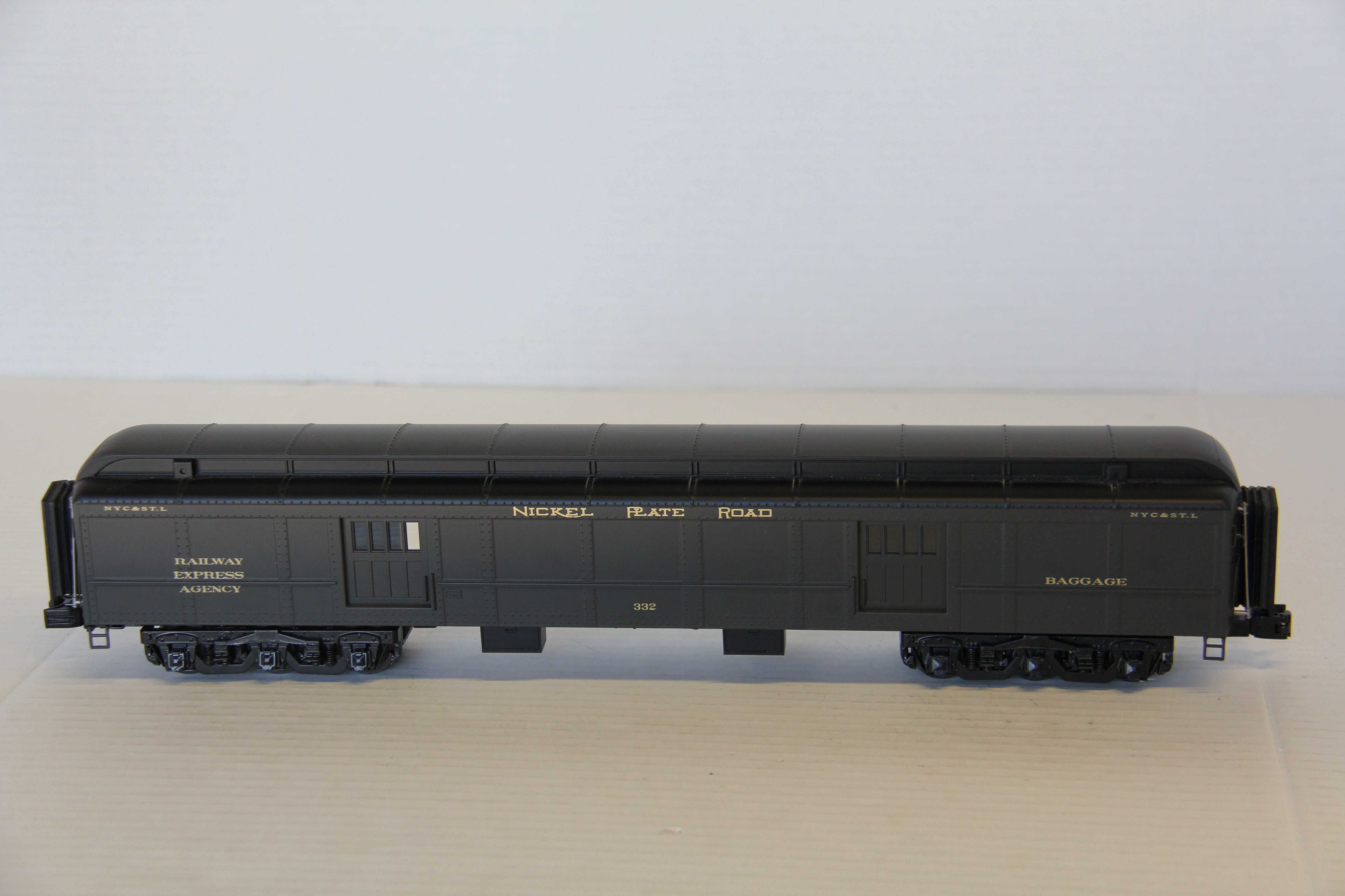 MTH 20-41025 & 20-44025 Nickle Plate Road Madison 70' 4 Car Set-Second hand-M7265