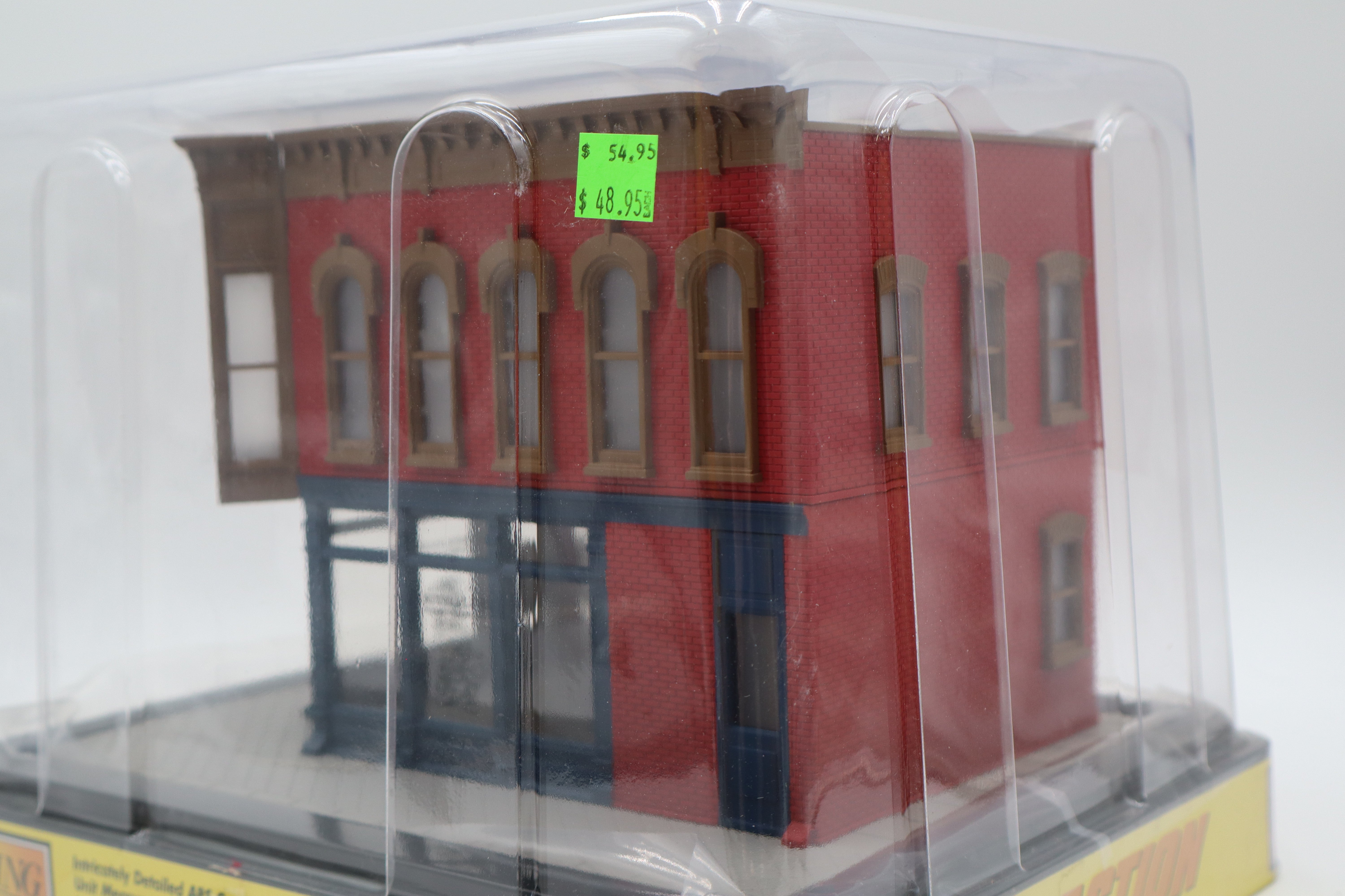 Rail King 30-90389 Royal Flush Plumbing Corner Building w/ Blinking Sign-Second hand-M8491