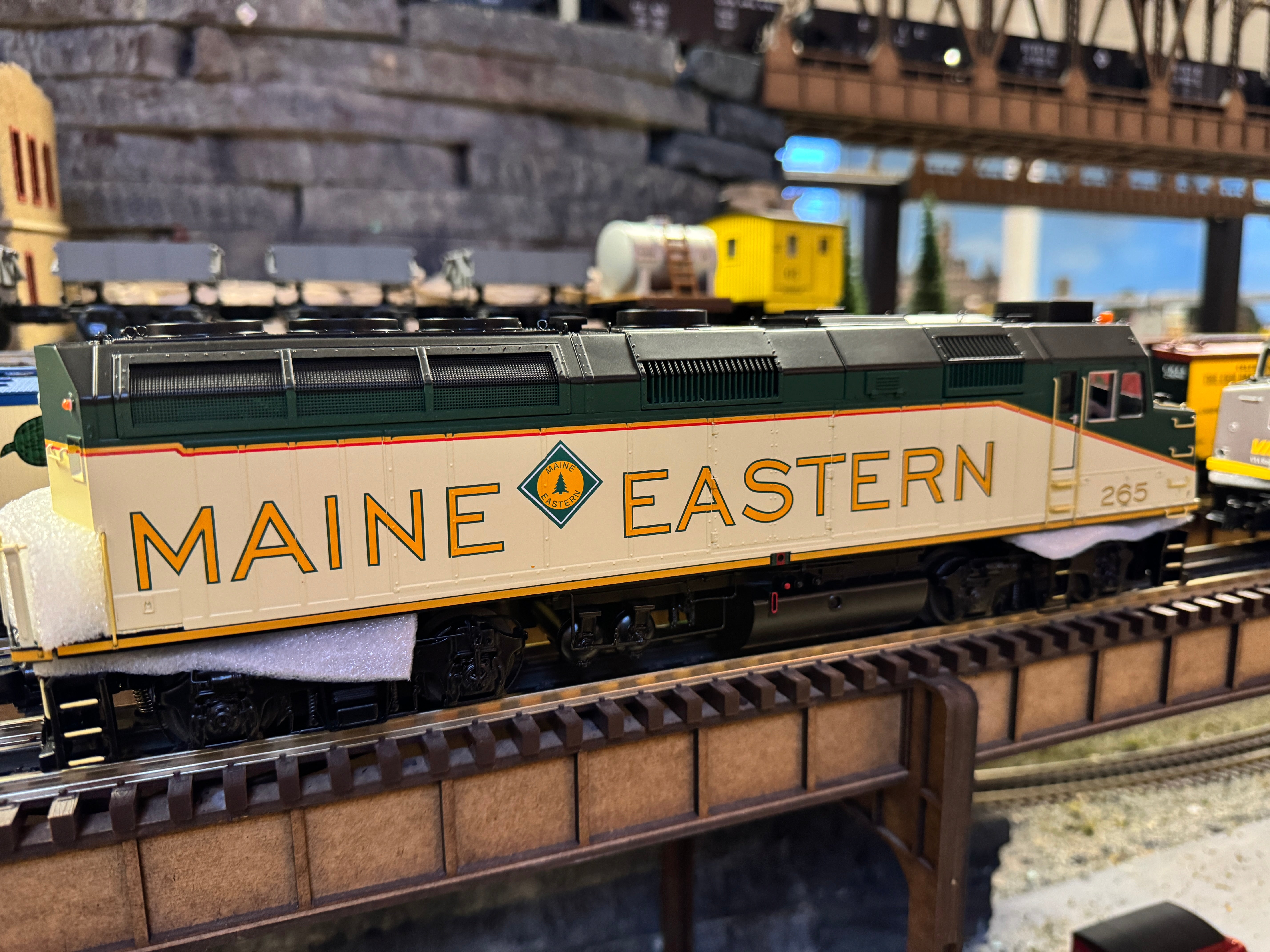 Atlas O 30138288 - Premier - F40PH Diesel Locomotive "Maine Eastern" #291 w/ PS3