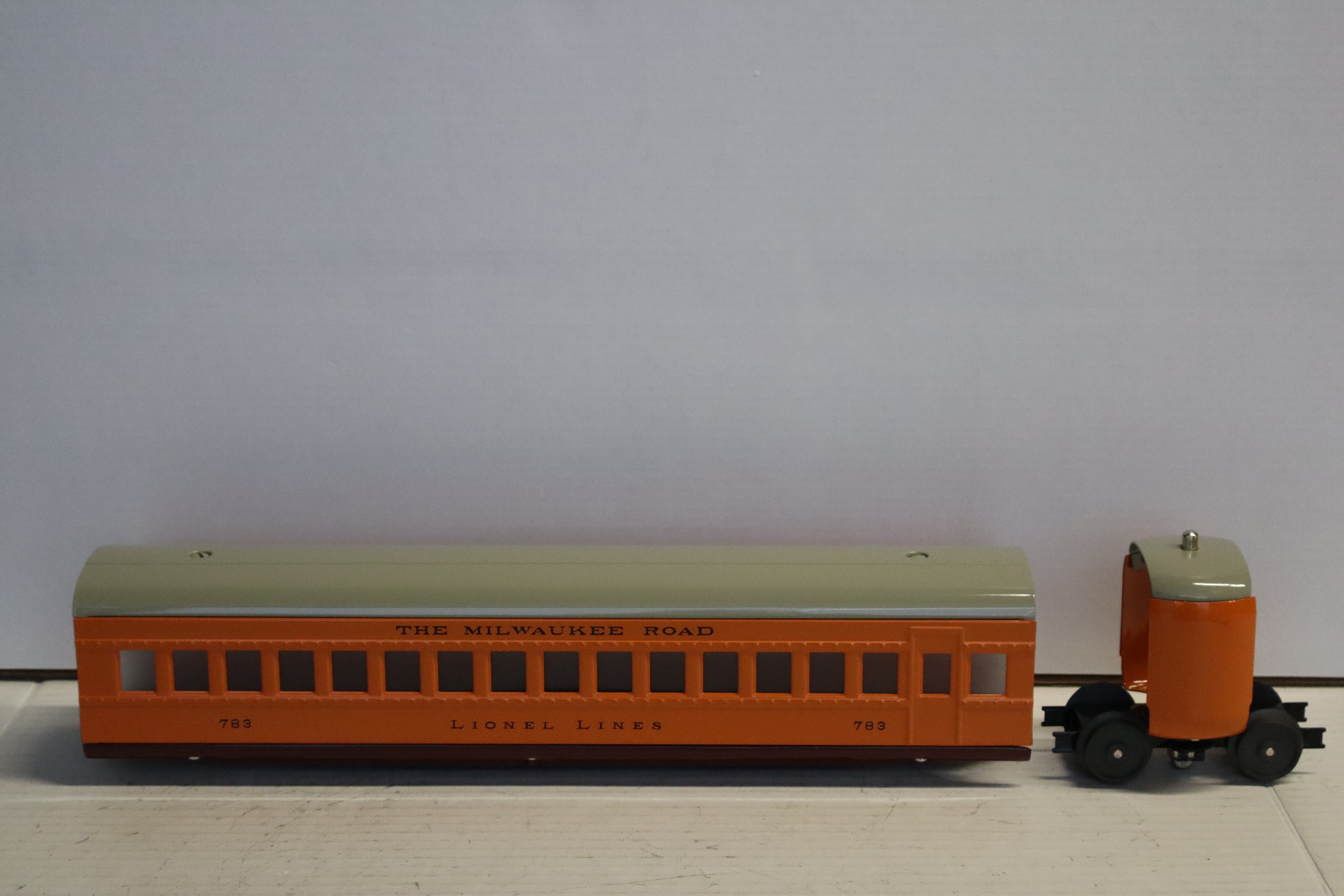 MTH 11-6017-0 Milwaukee Road No. 755W O Gauge Distant Control Streamliner Set-Second hand-M8372