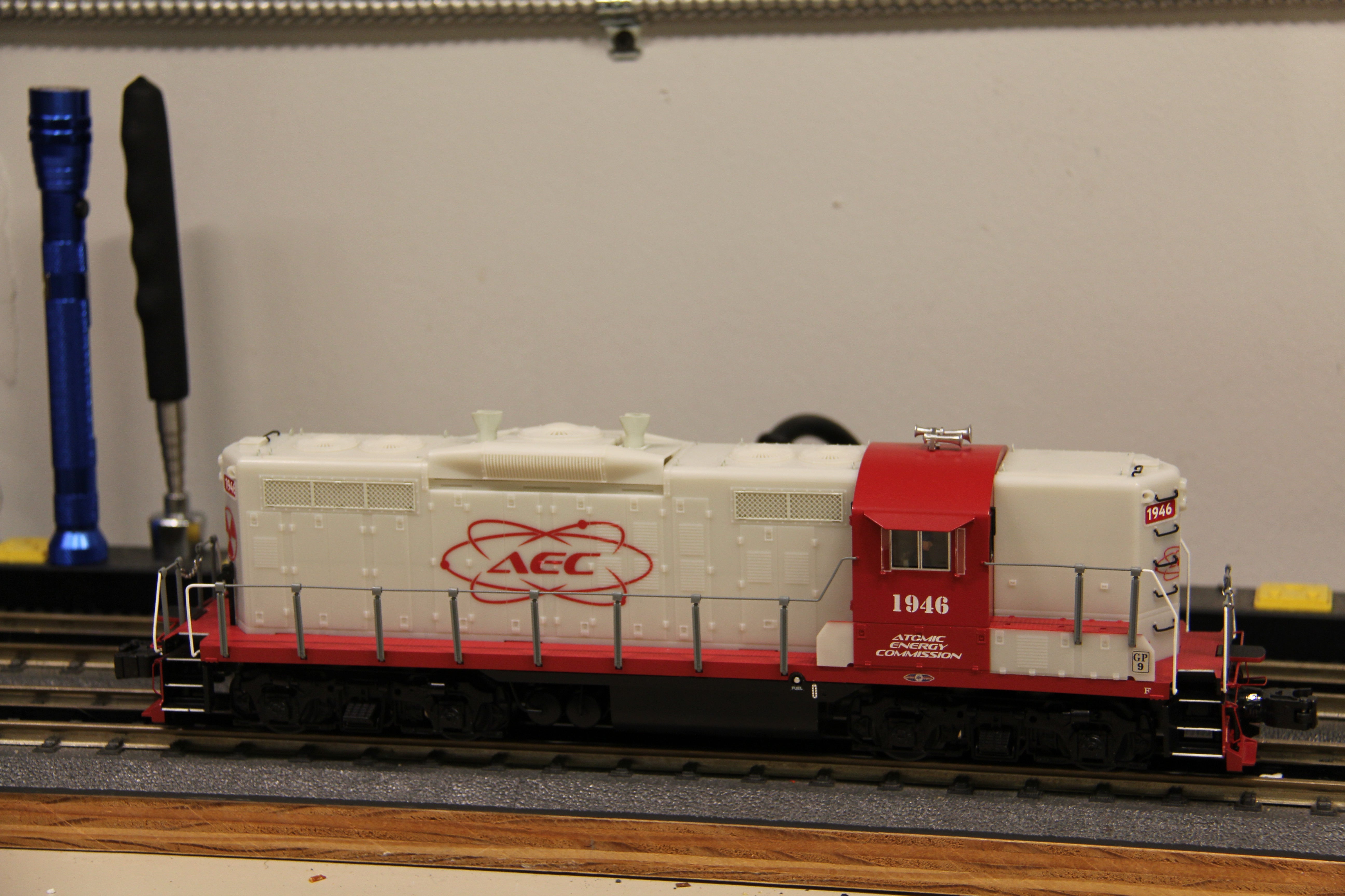 Lionel 2422080 AEC Atomic Energy Commission Glow In the Dark Scale Legacy Set-Second hand-M7241