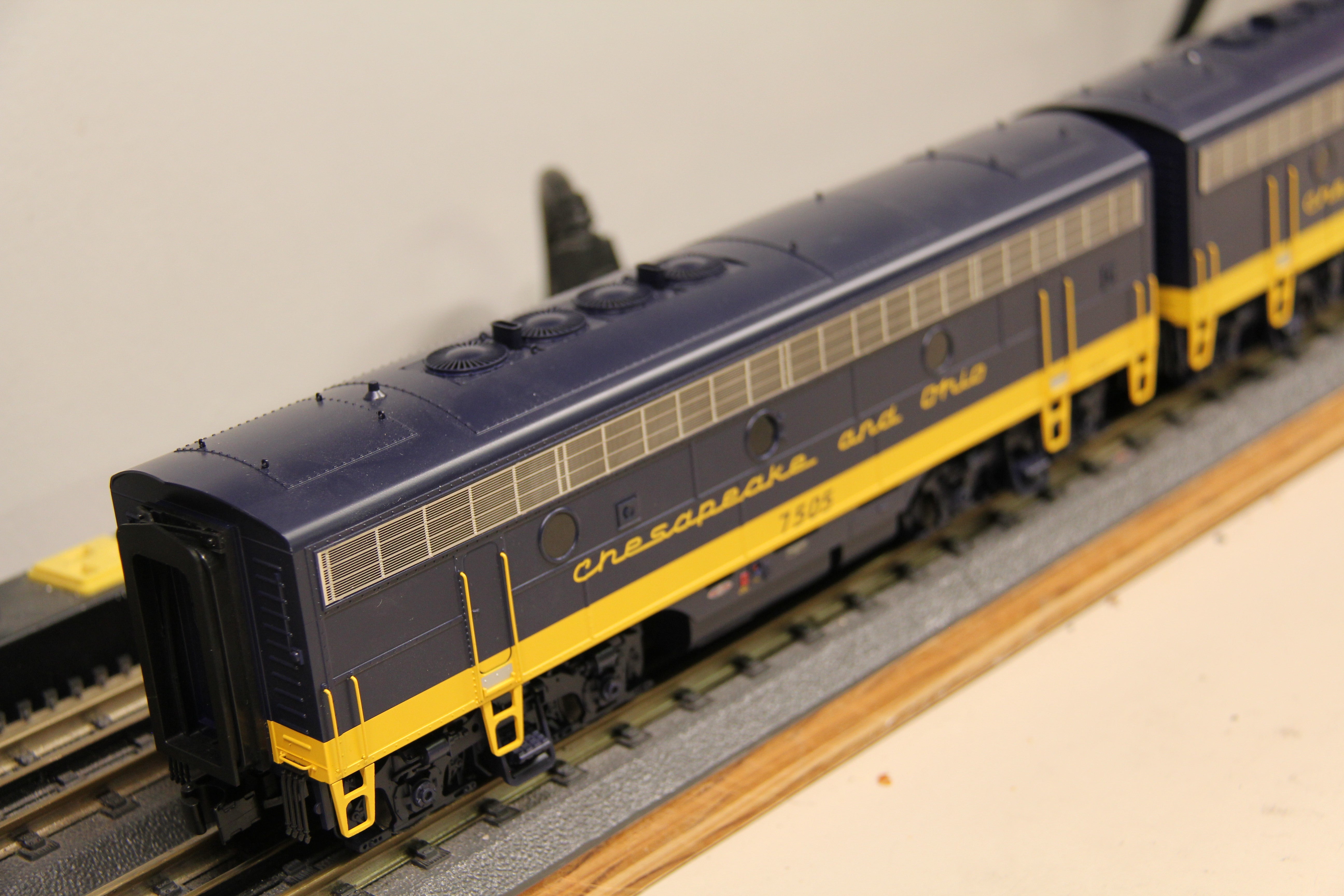 Atlas #30138080 Powered & #30138103 Chesapeake & Ohio F7 Phase 1 Locomotive-Second hand-M7326