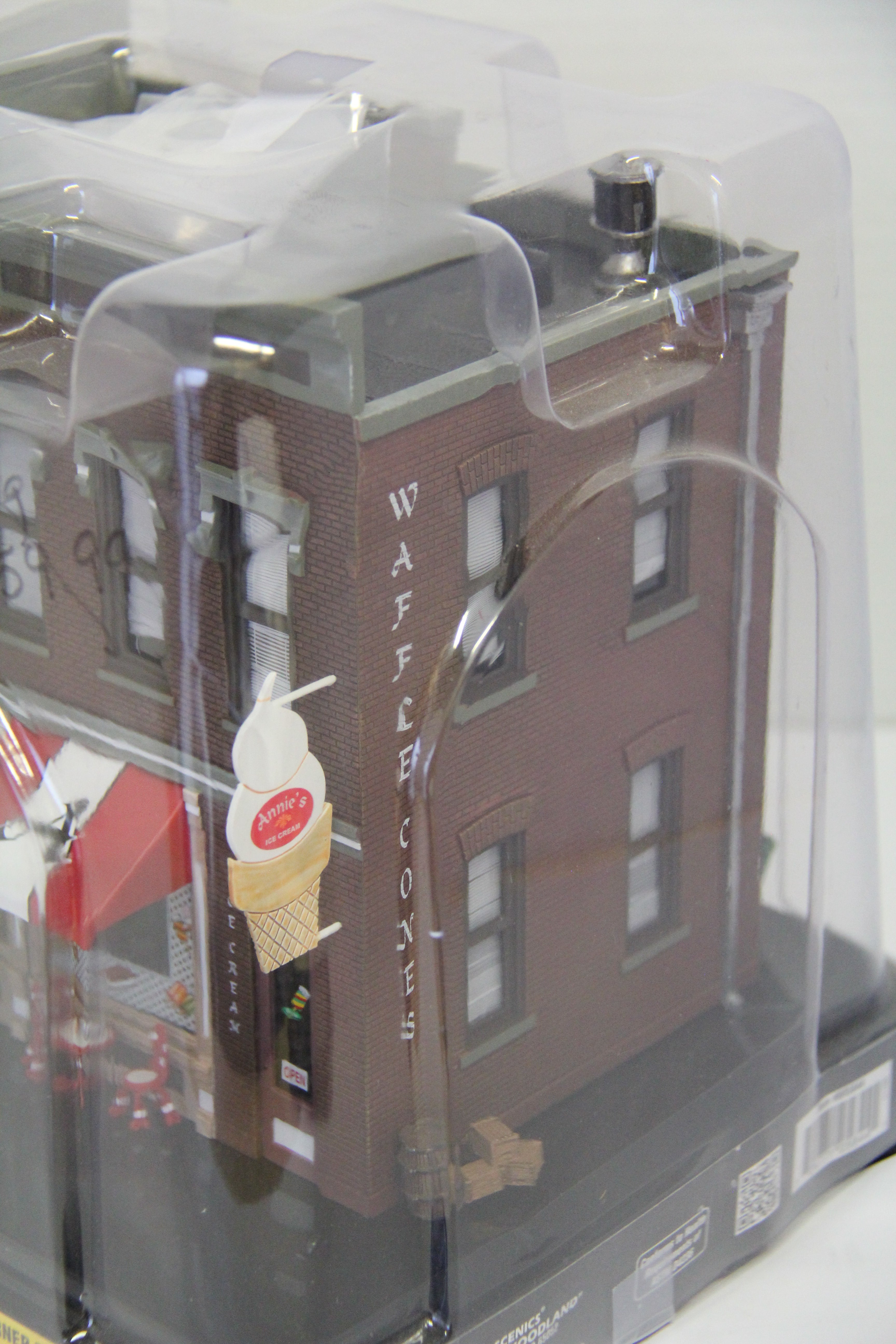 Woodland Scenics BR5844 Corner Emporium 1:48 Scale-Second hand-M8170