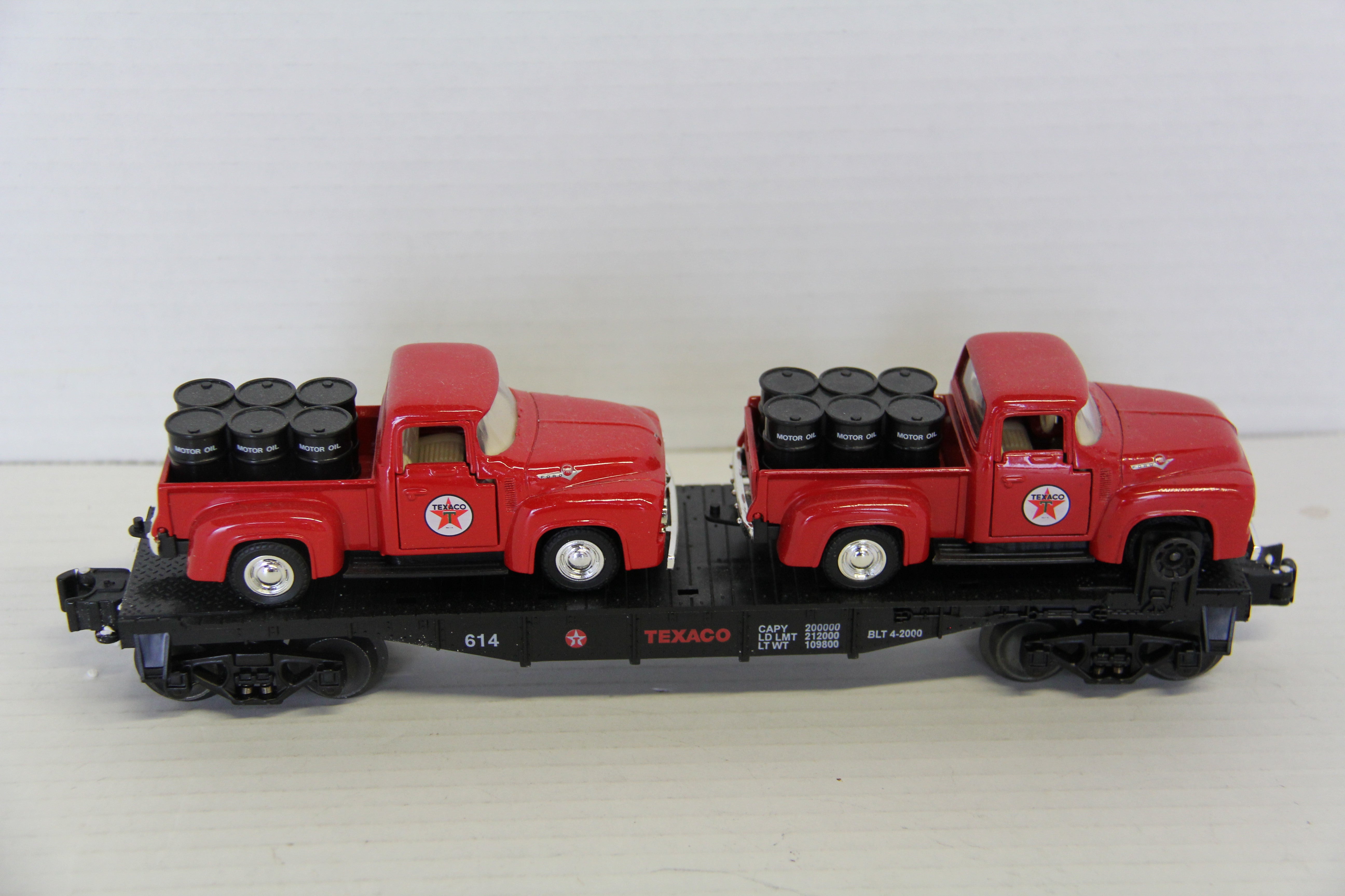 Geller Toy Trains Texaco Flatcar #614 w/ Two Texaco Pickups w/ Oil Barrels-Second hand-M7286