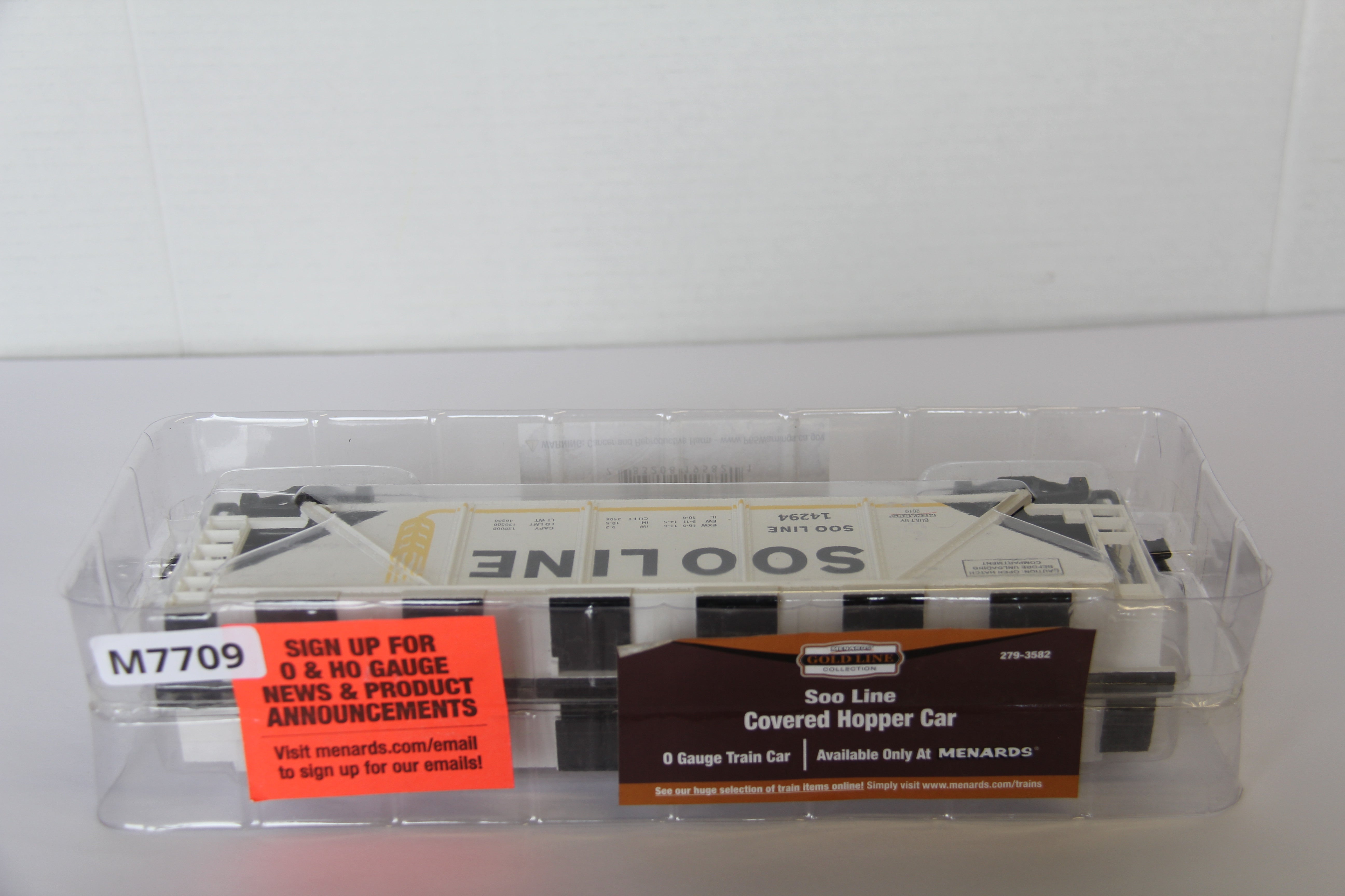 Menards #279-3582 Soo Line Covered Hopper Car-Second hand-M7709