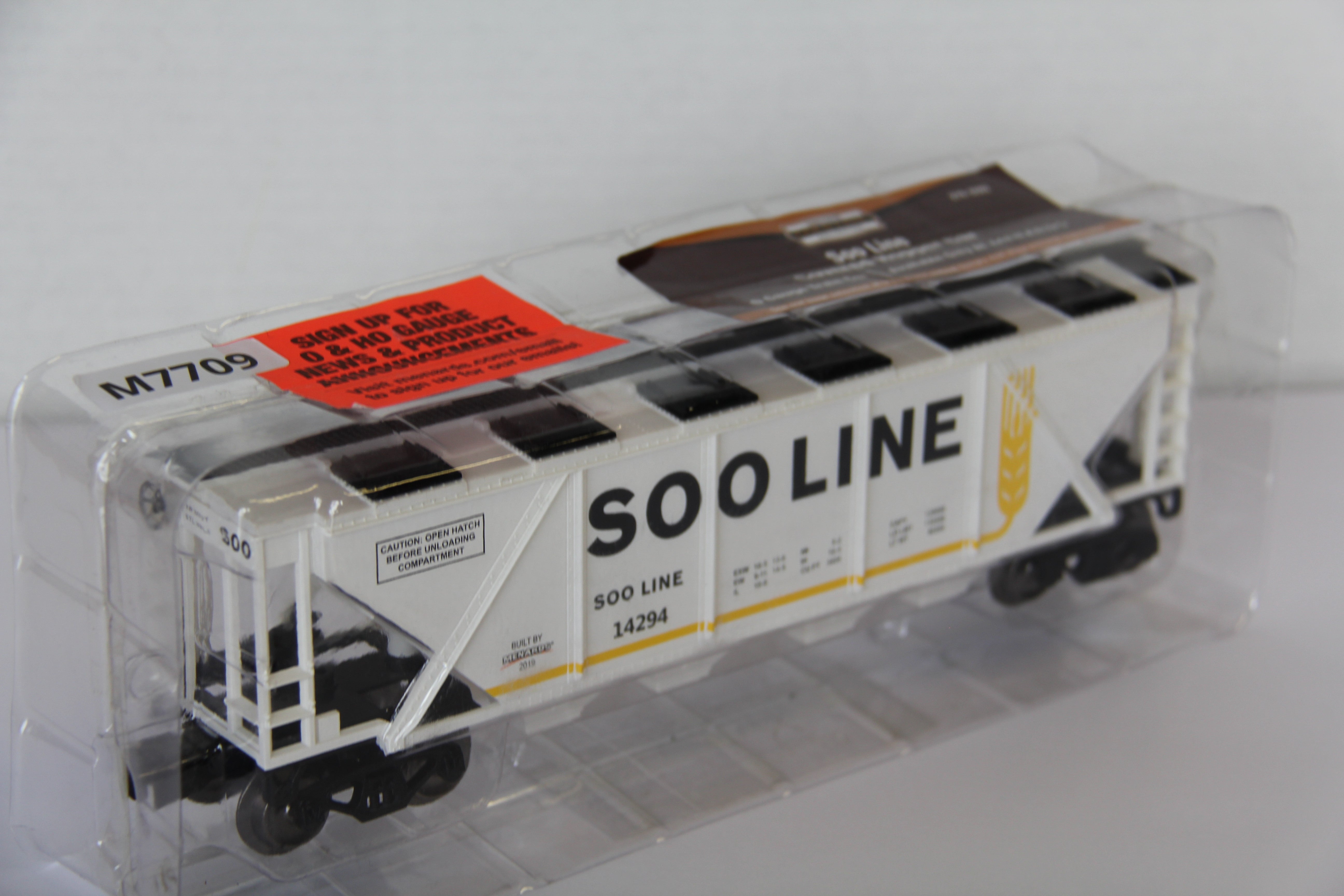 Menards #279-3582 Soo Line Covered Hopper Car-Second hand-M7709
