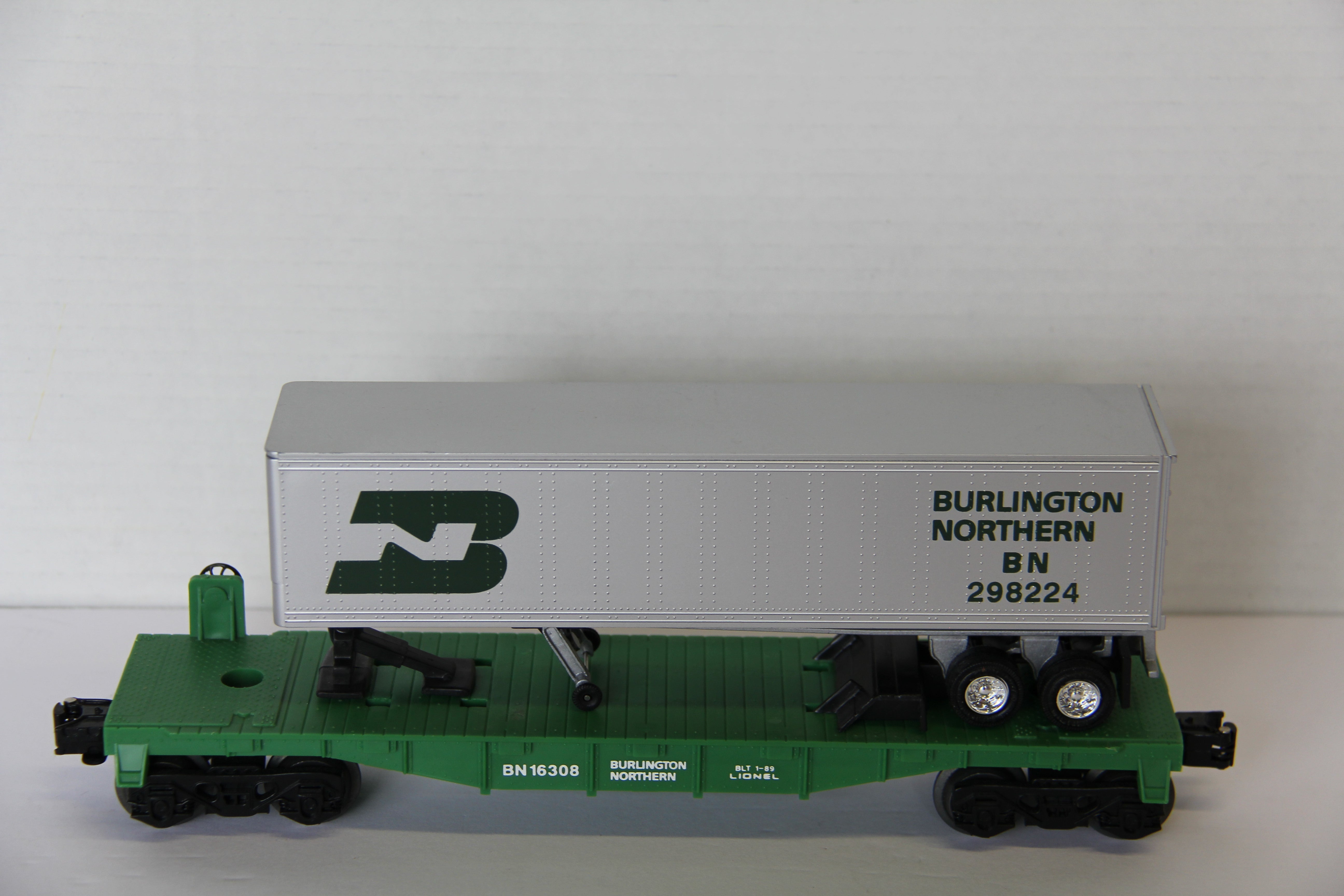 Lionel 6-16308 Burlington Northern  Flat Car w/ Trailer-Second hand-M7733