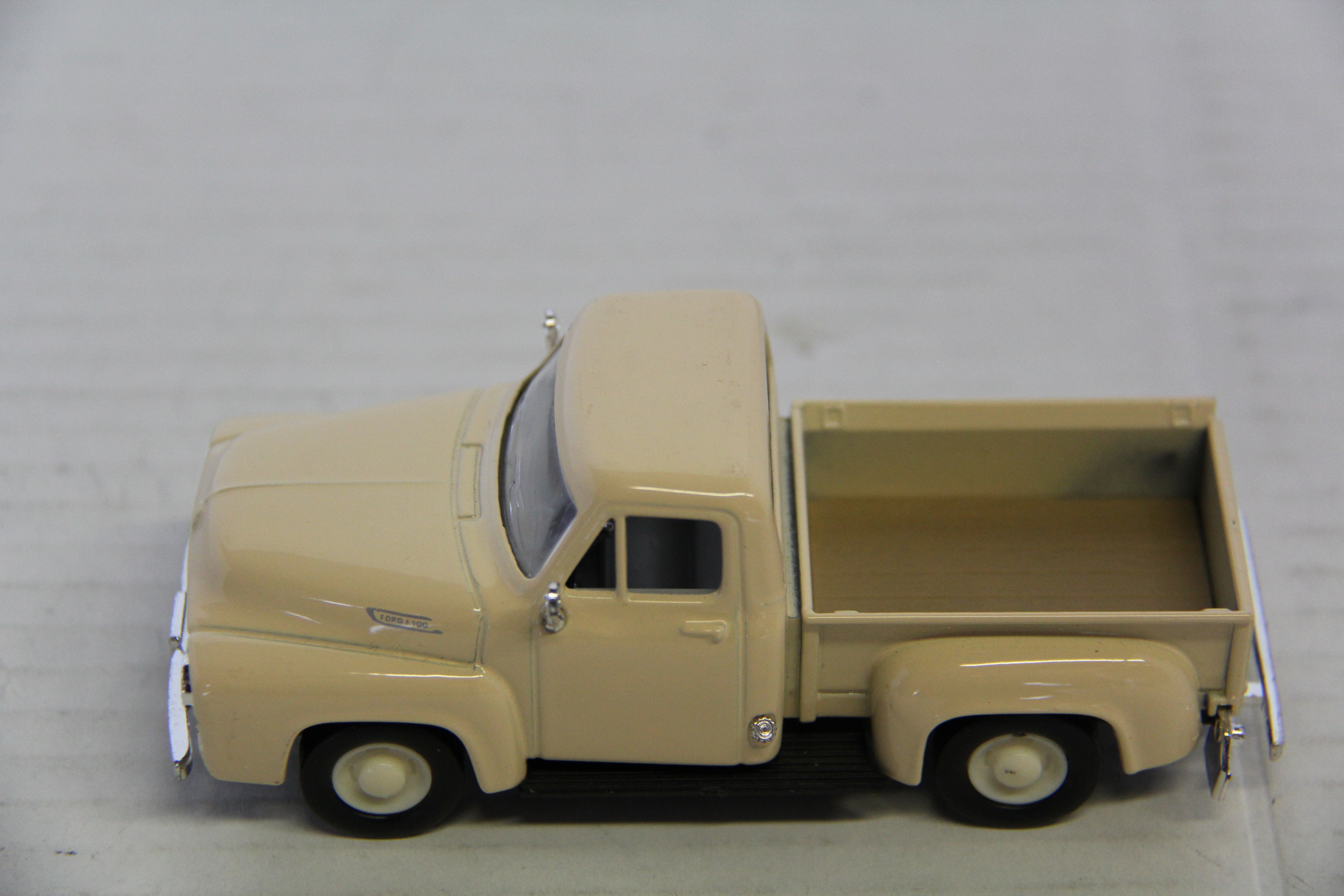 Yat Ming -1953 Ford F-100 Creme Pickup-Second hand-M7321