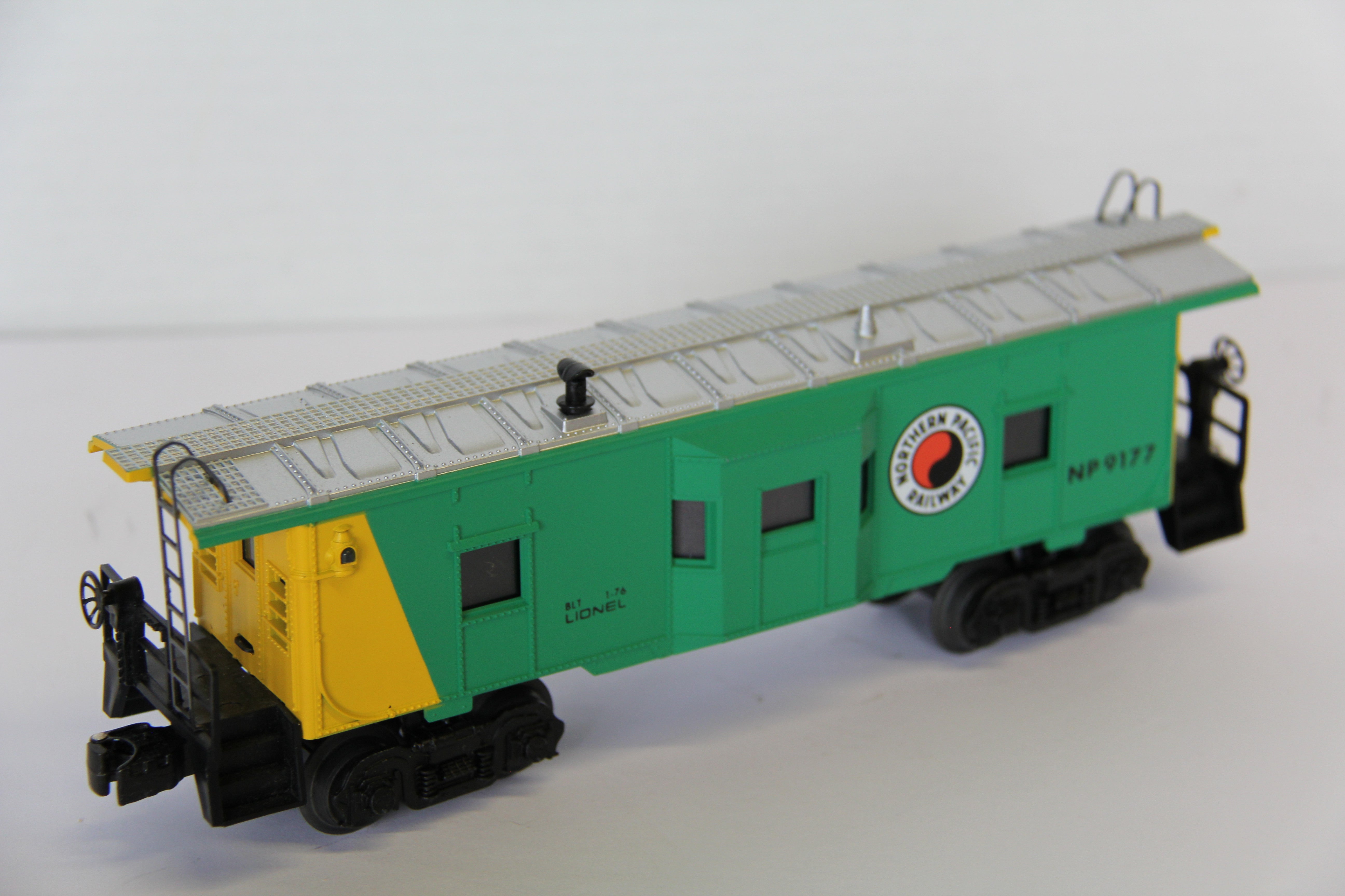 Lionel 6-9177 Northern Pacific Bay Window Caboose-Second hand-M7744