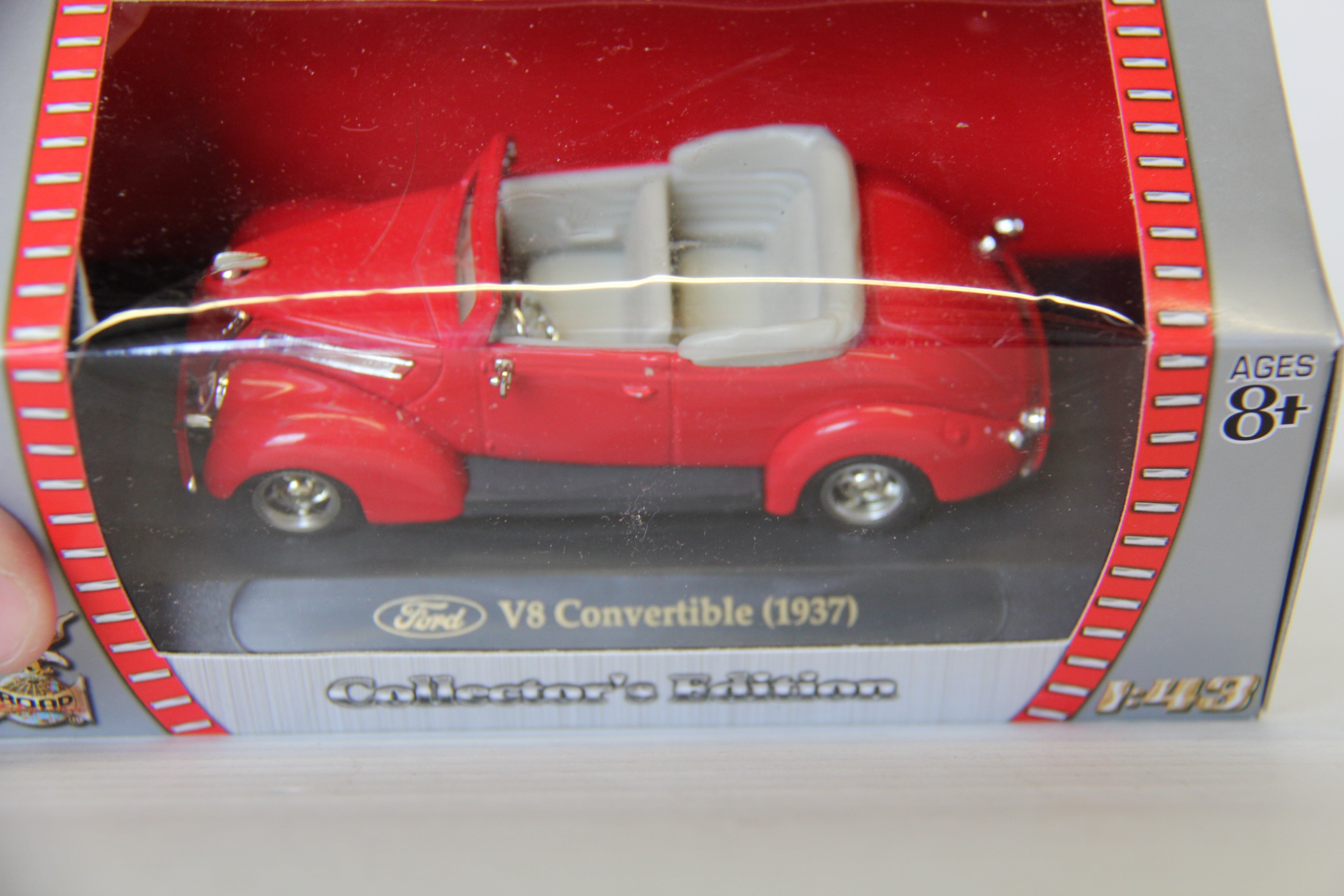 Road Signature Series 1:43 Scale 1937 Ford V8 Convertible-RED-Second hand-M6081