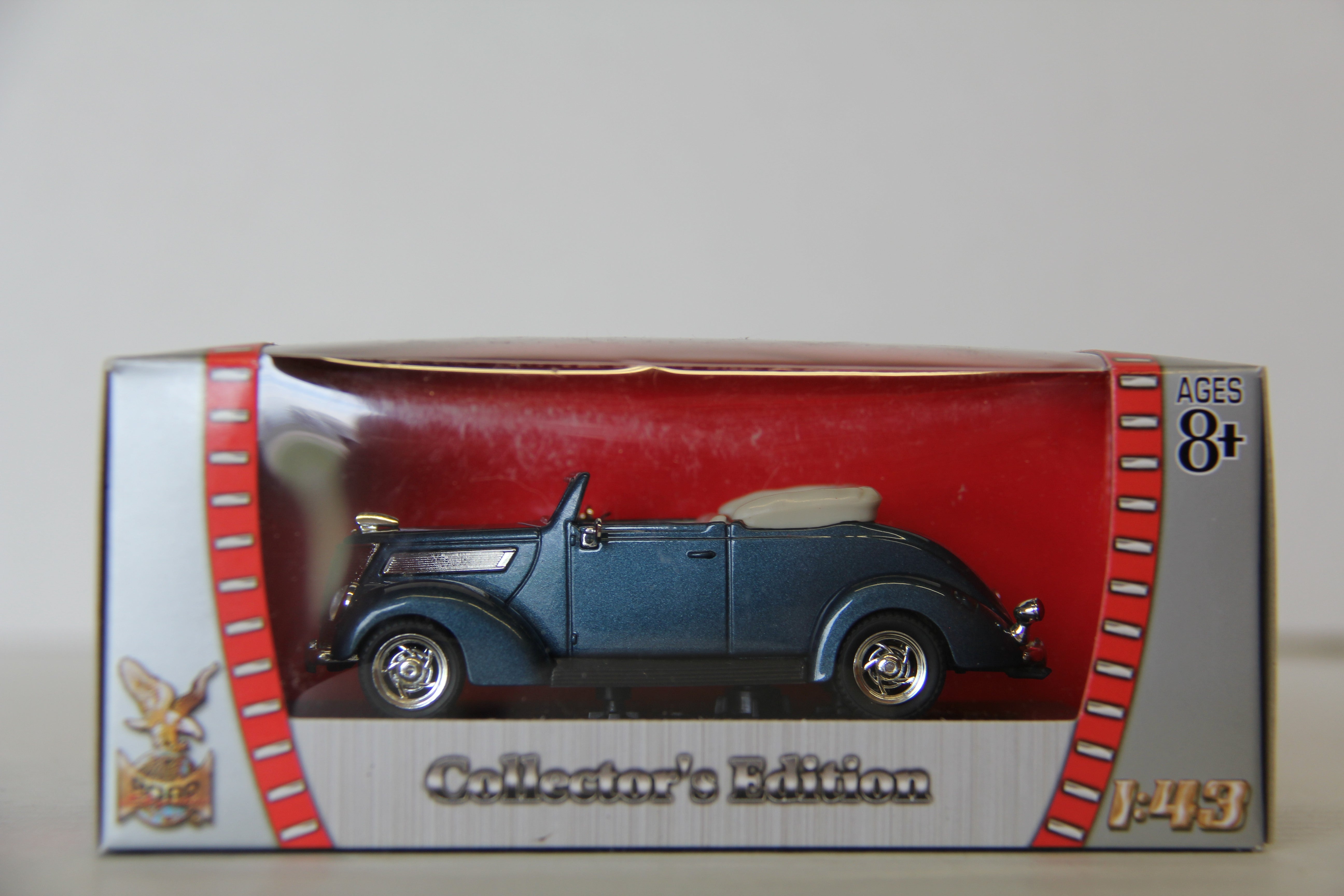 Road Signature Series 1:43 Scale 1937 Ford V8 Convertible-BLUE-Second hand-M6082