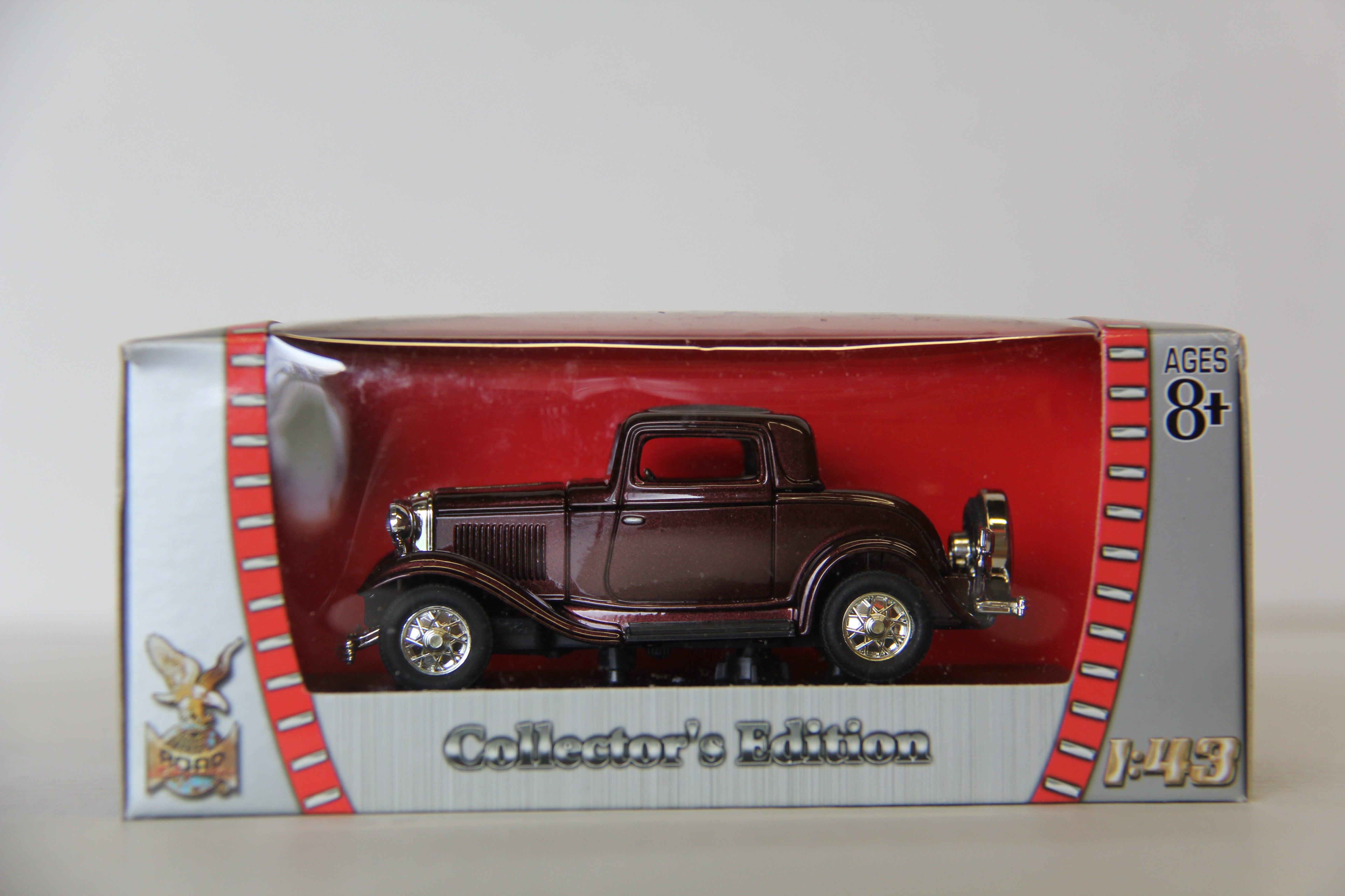 Road Signature Series 1:43 Scale 1932 Ford 3-Window Coupe Burgundy-Second hand-M6088