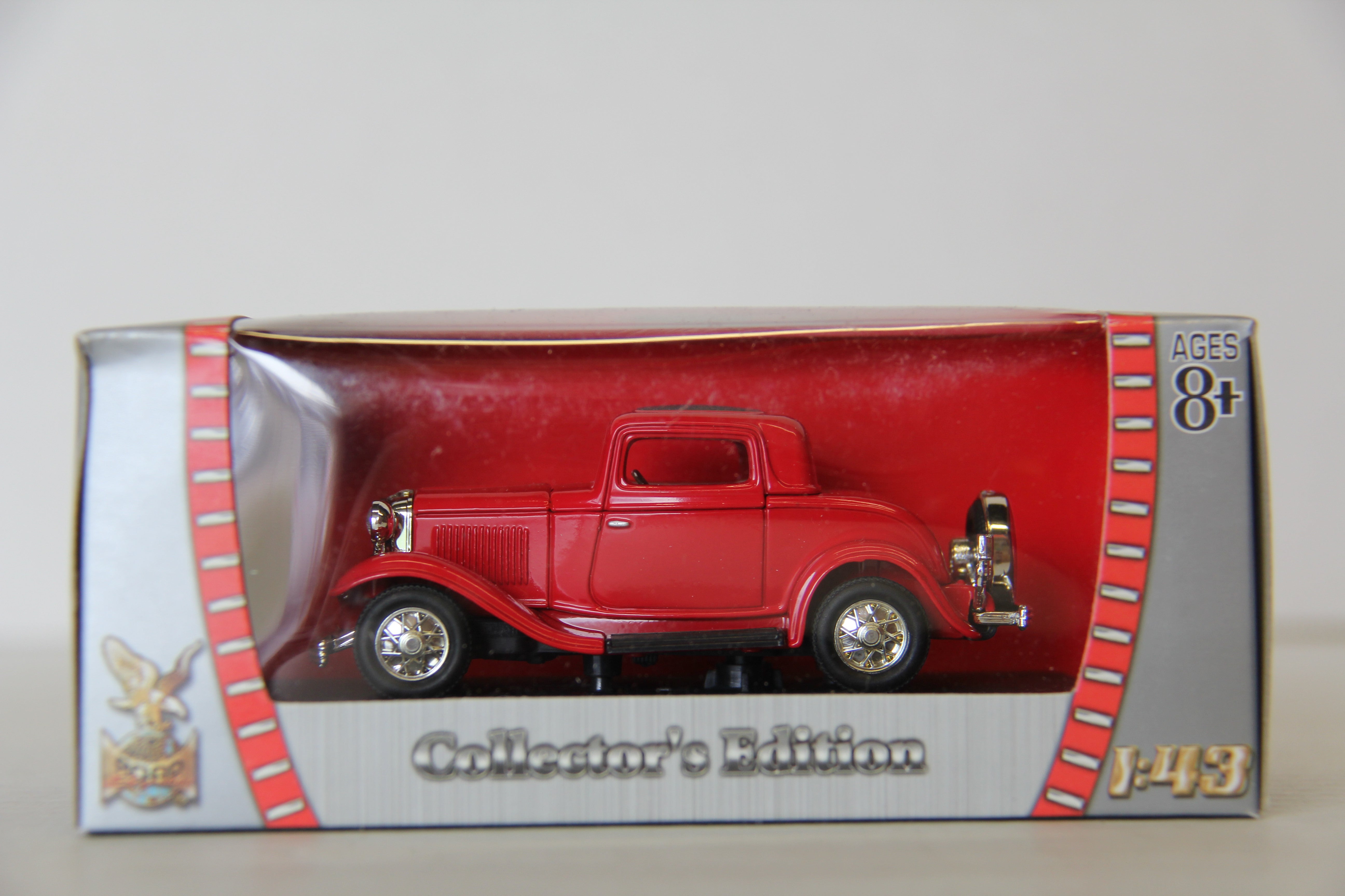 Road Signature Series 1:43 Scale 1932 Ford 3-Window Coupe Red-Second hand-M6089