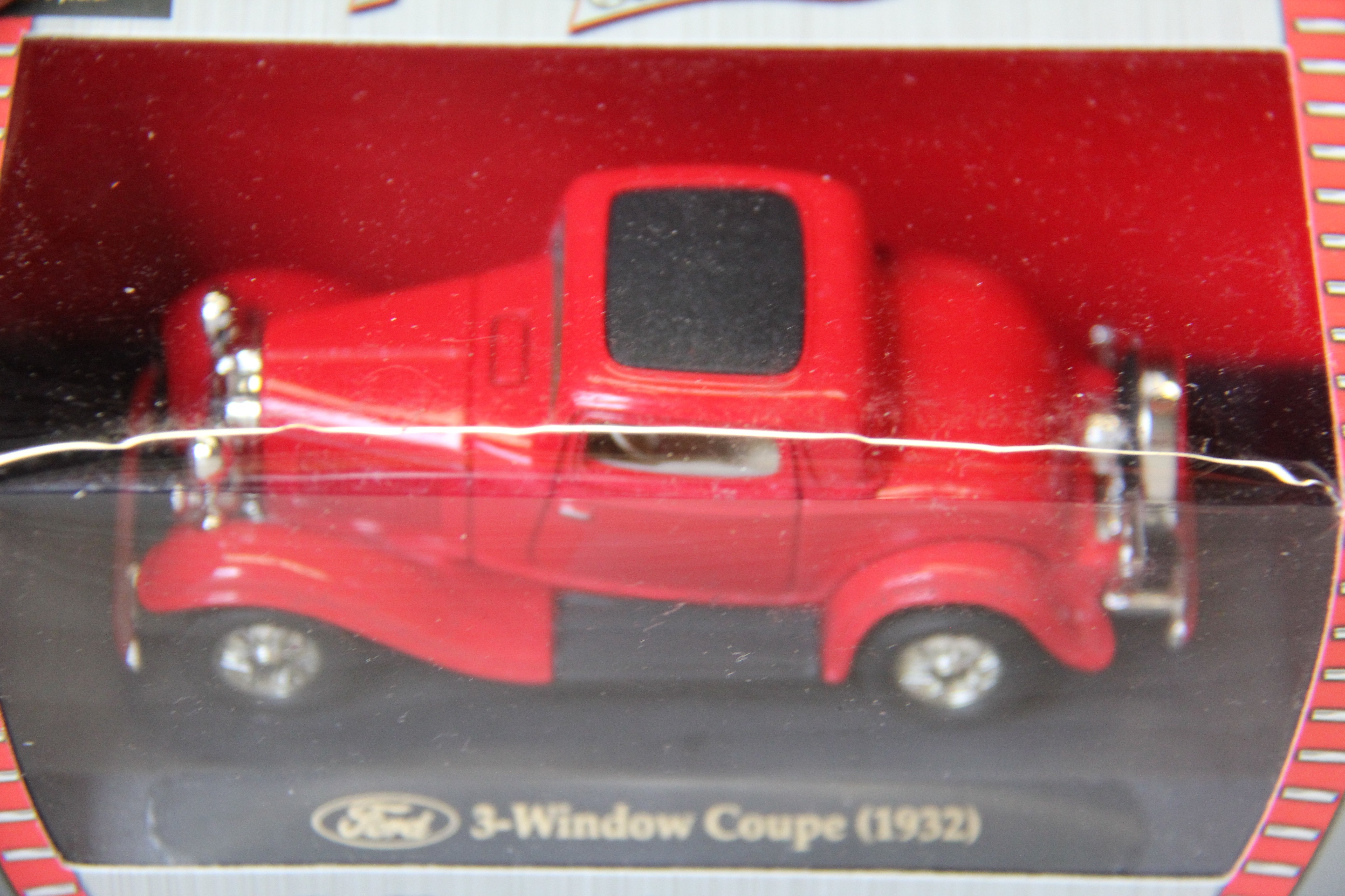 Road Signature Series 1:43 Scale 1932 Ford 3-Window Coupe Red-Second hand-M6089