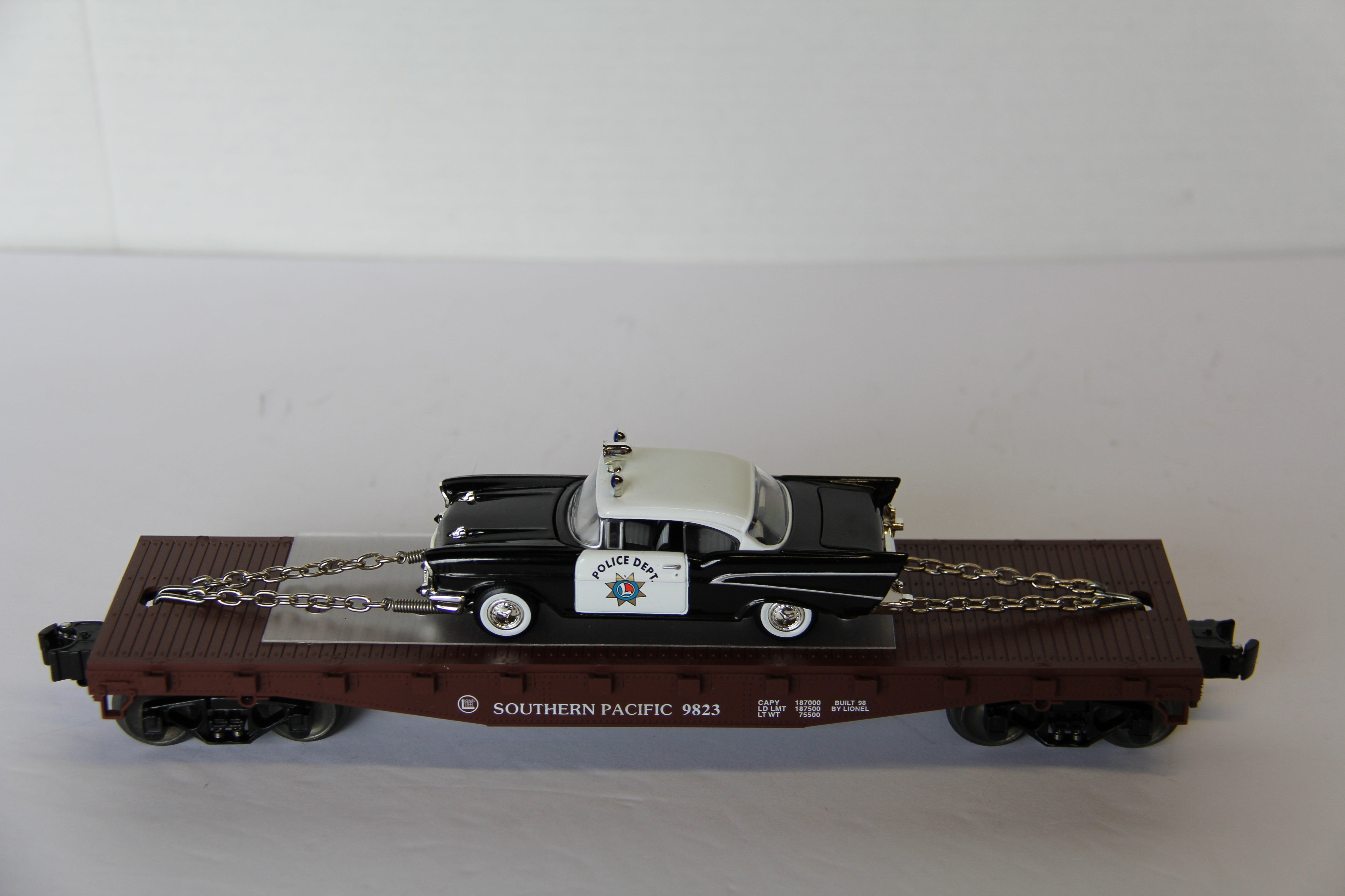 Lionel 6-26906 Southern Pacific Flatcar w/ '57 Chevy Police Car-Second hand-M7754