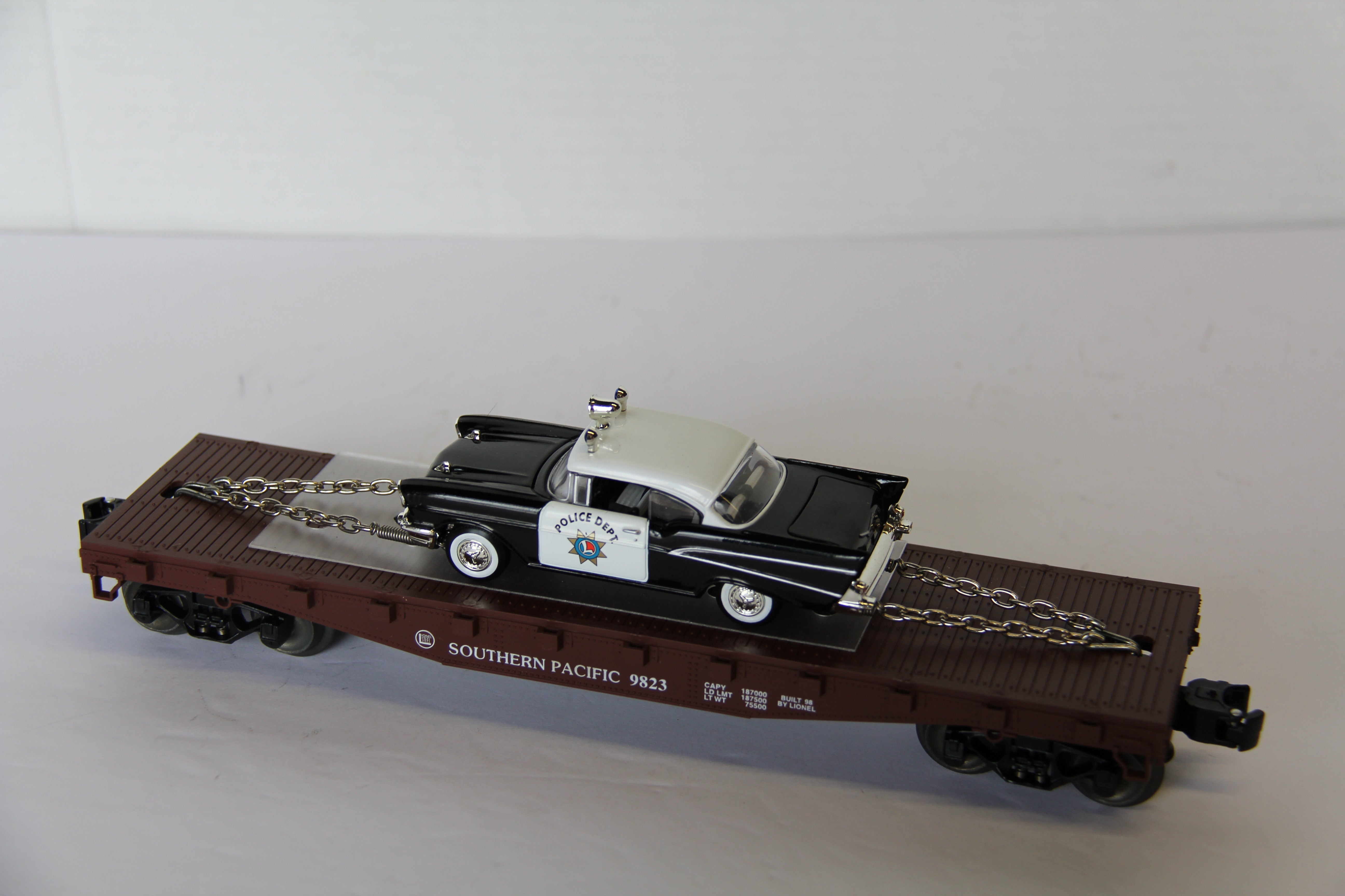 Lionel 6-26906 Southern Pacific Flatcar w/ '57 Chevy Police Car-Second hand-M7754