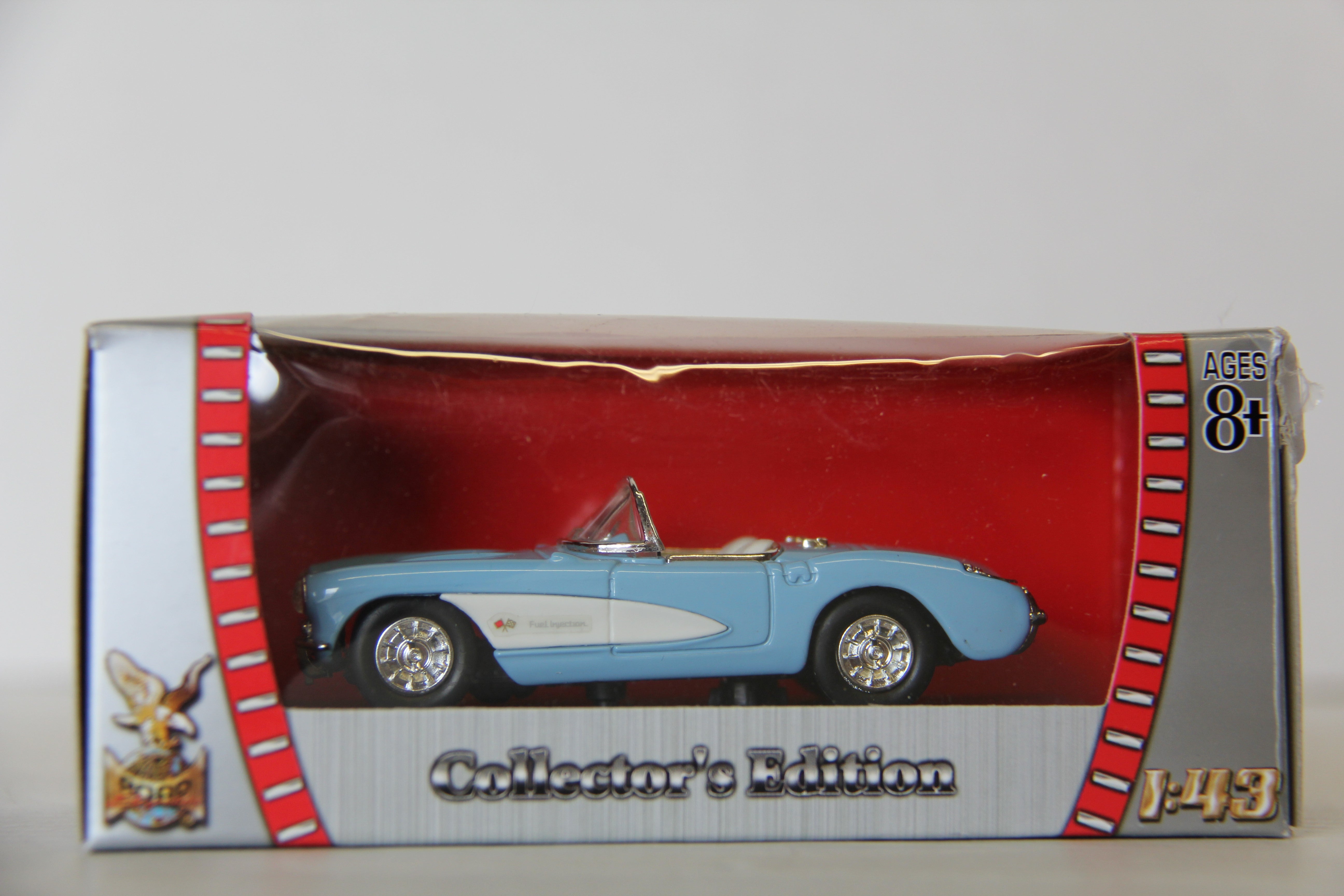 Road Signature Series 1:43 Scale 1957 Chevrolet Corvette-Second hand-M6095