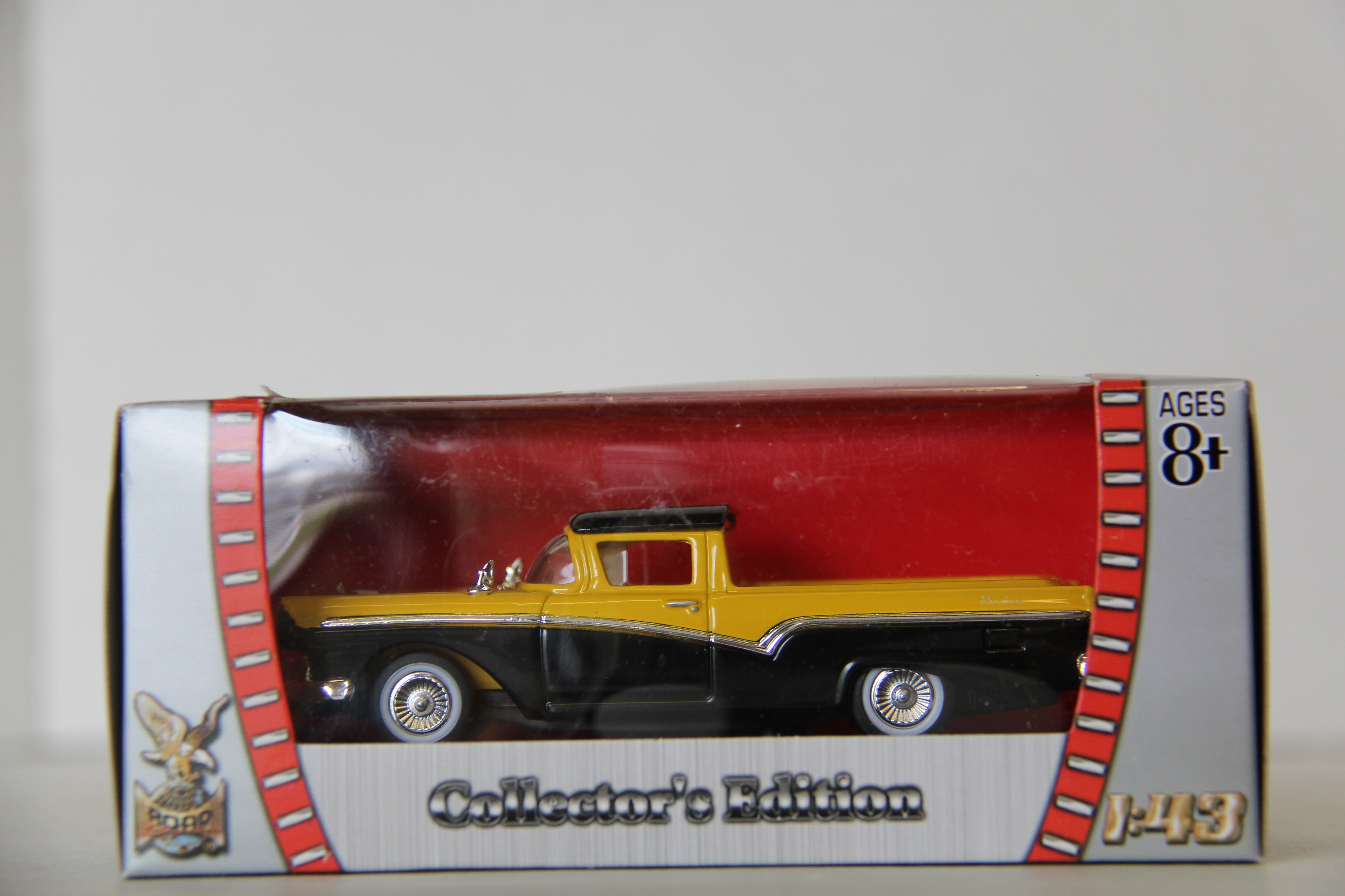 Road Signature Series 1:43 Scale 1957 Ford Ranchero Yellow & Black-Second hand-M6100