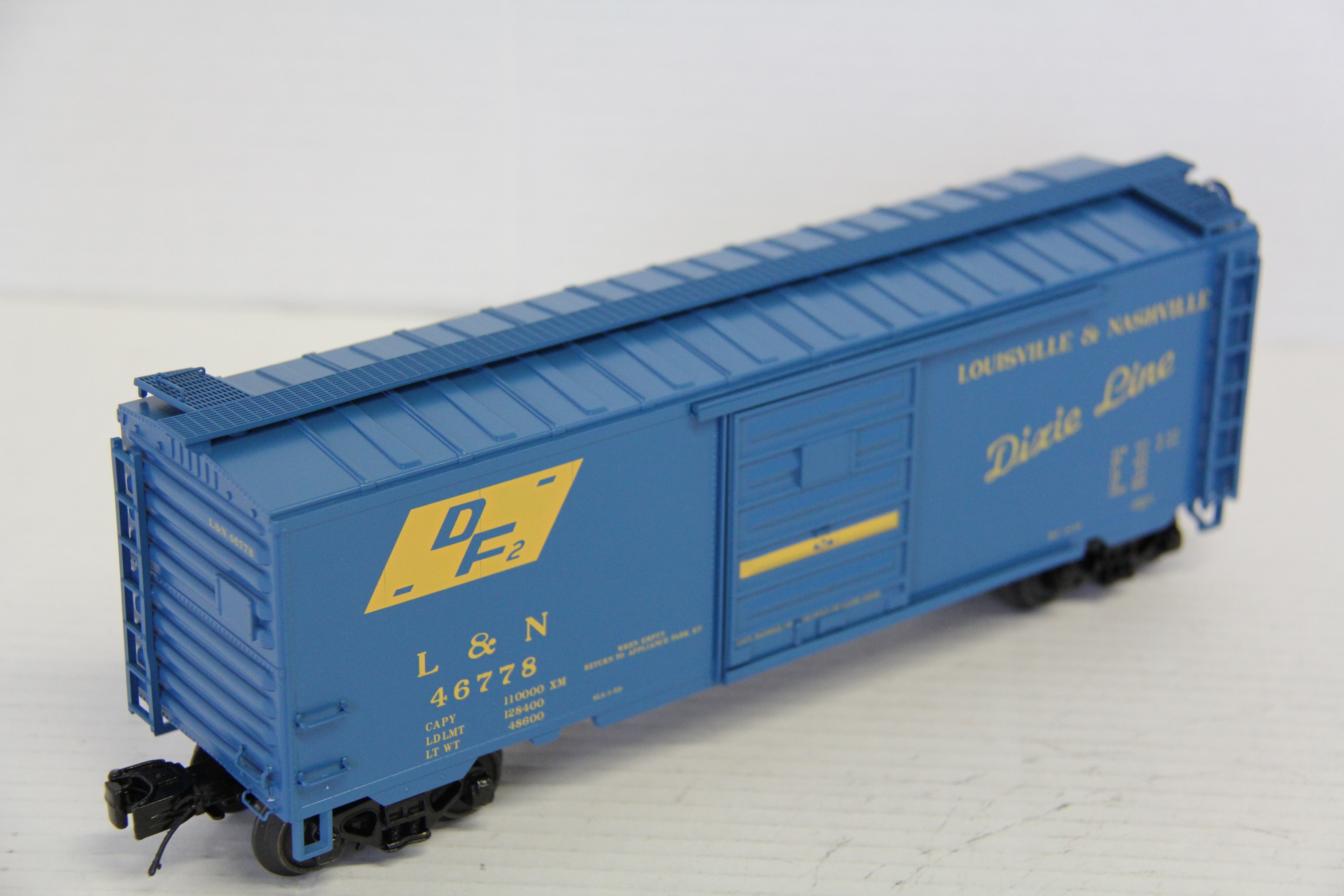 Atlas Premier #3001842-1 & #3001842-2 Louisville & Nashville 40' PS-1 Box Car-Second hand-M7349