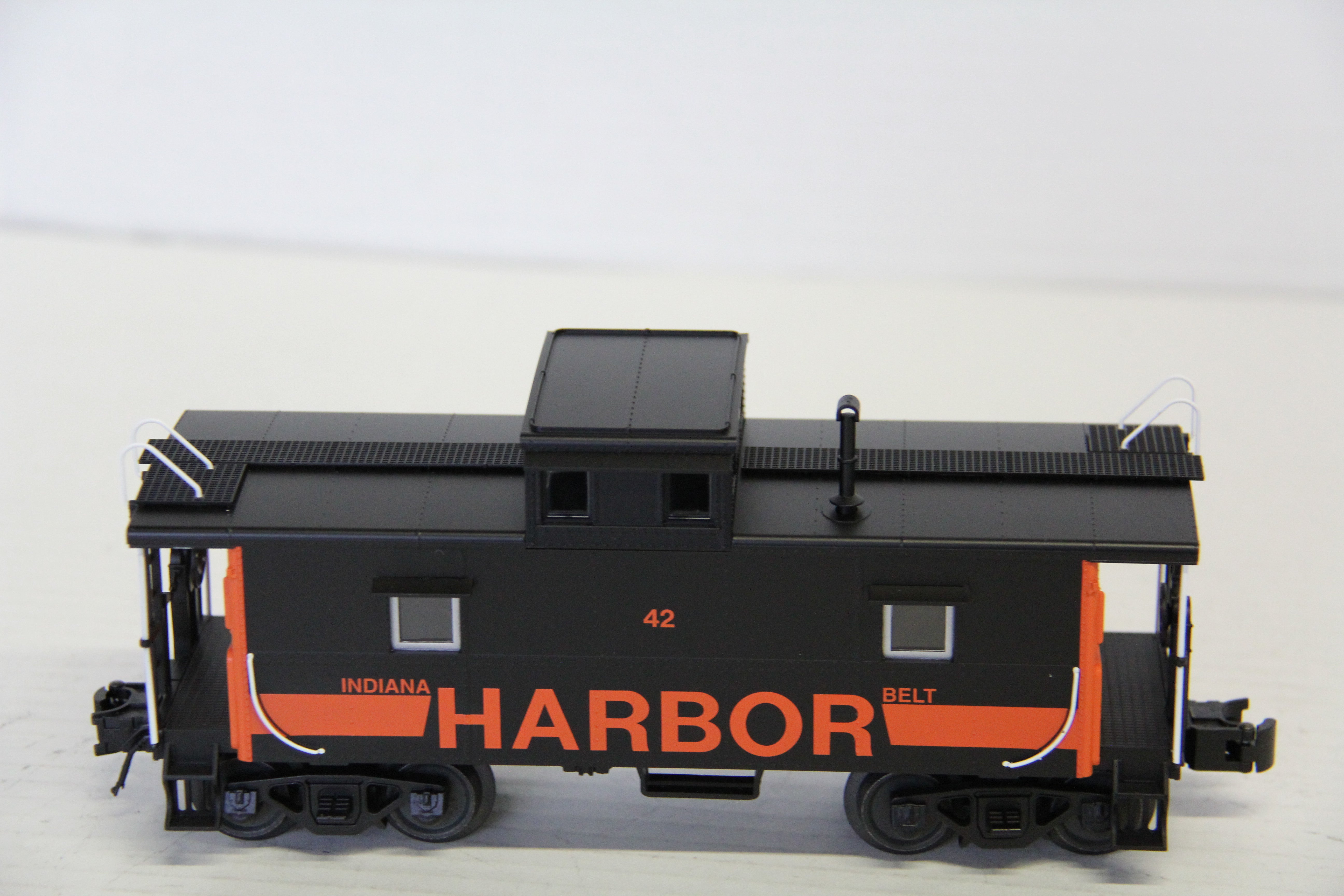 Atlas Trainman #2003023S-2 Indiana Harbor Belt #42 Cupola Caboose-Second hand-M7351
