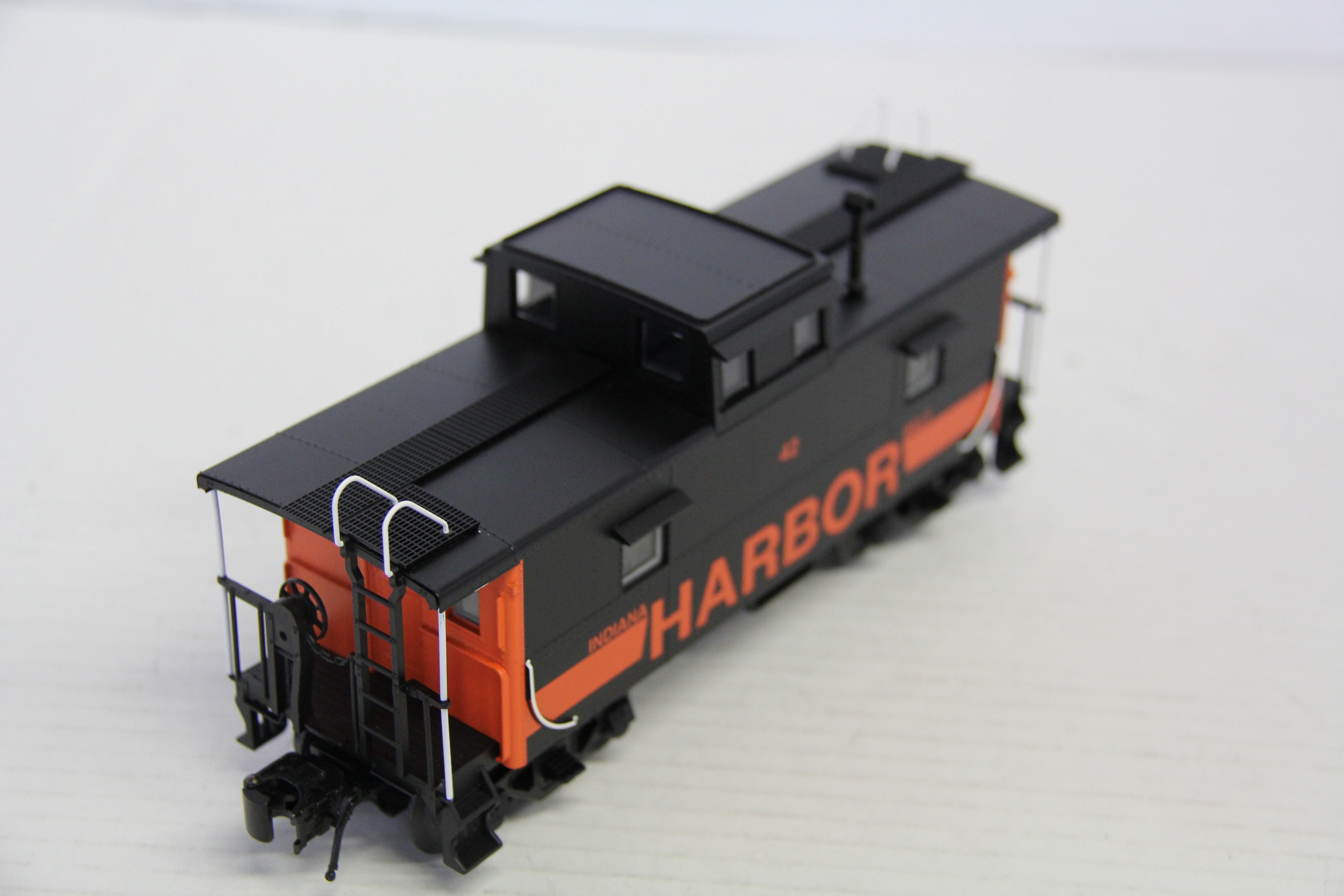 Atlas Trainman #2003023S-2 Indiana Harbor Belt #42 Cupola Caboose-Second hand-M7351