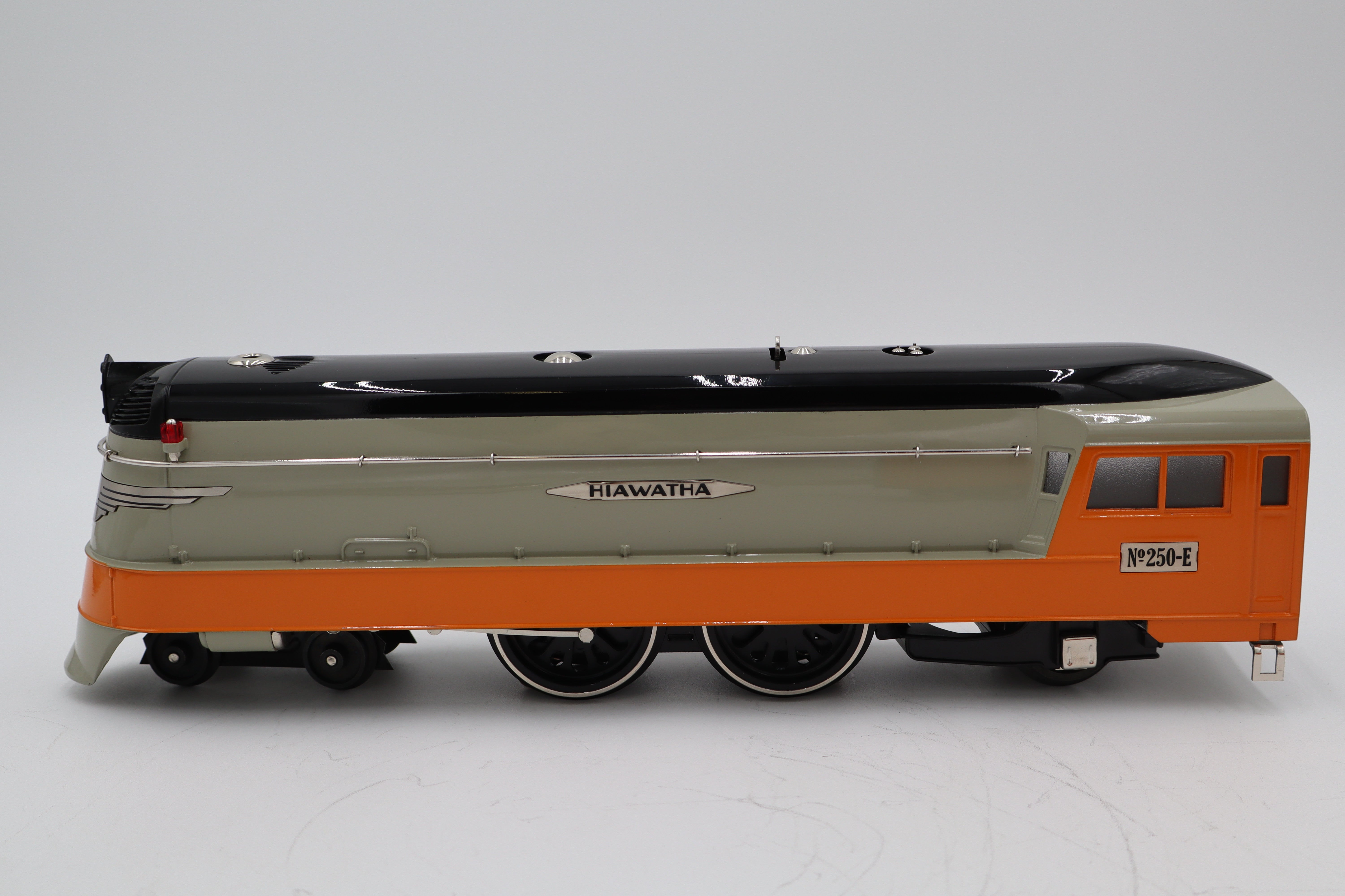 MTH 11-6017-0 Milwaukee Road No. 755W O Gauge Distant Control Streamliner Set-Second hand-M8372