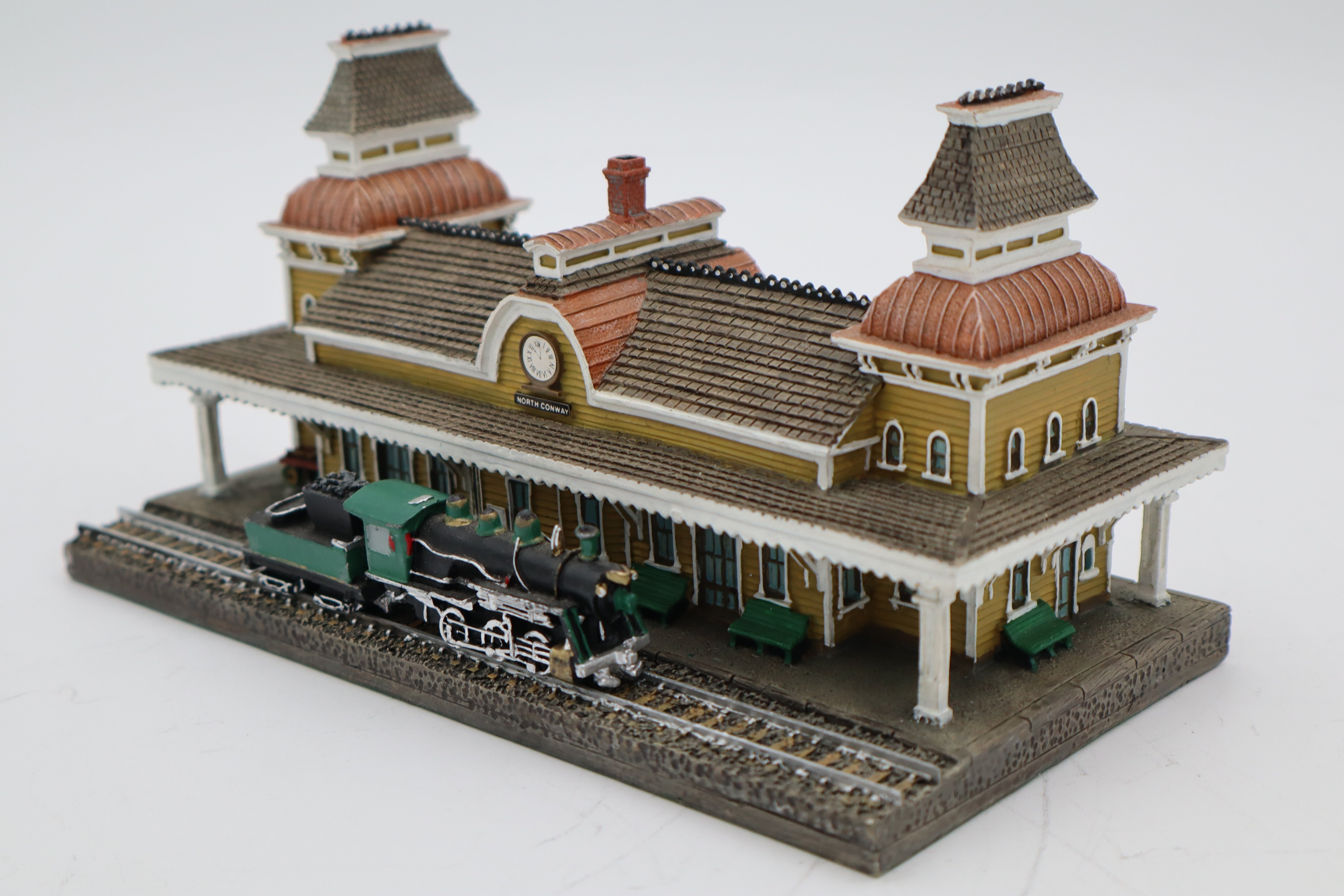 1993 Danbury Mint "North Conway Railroad Station"-Second hand-M8383