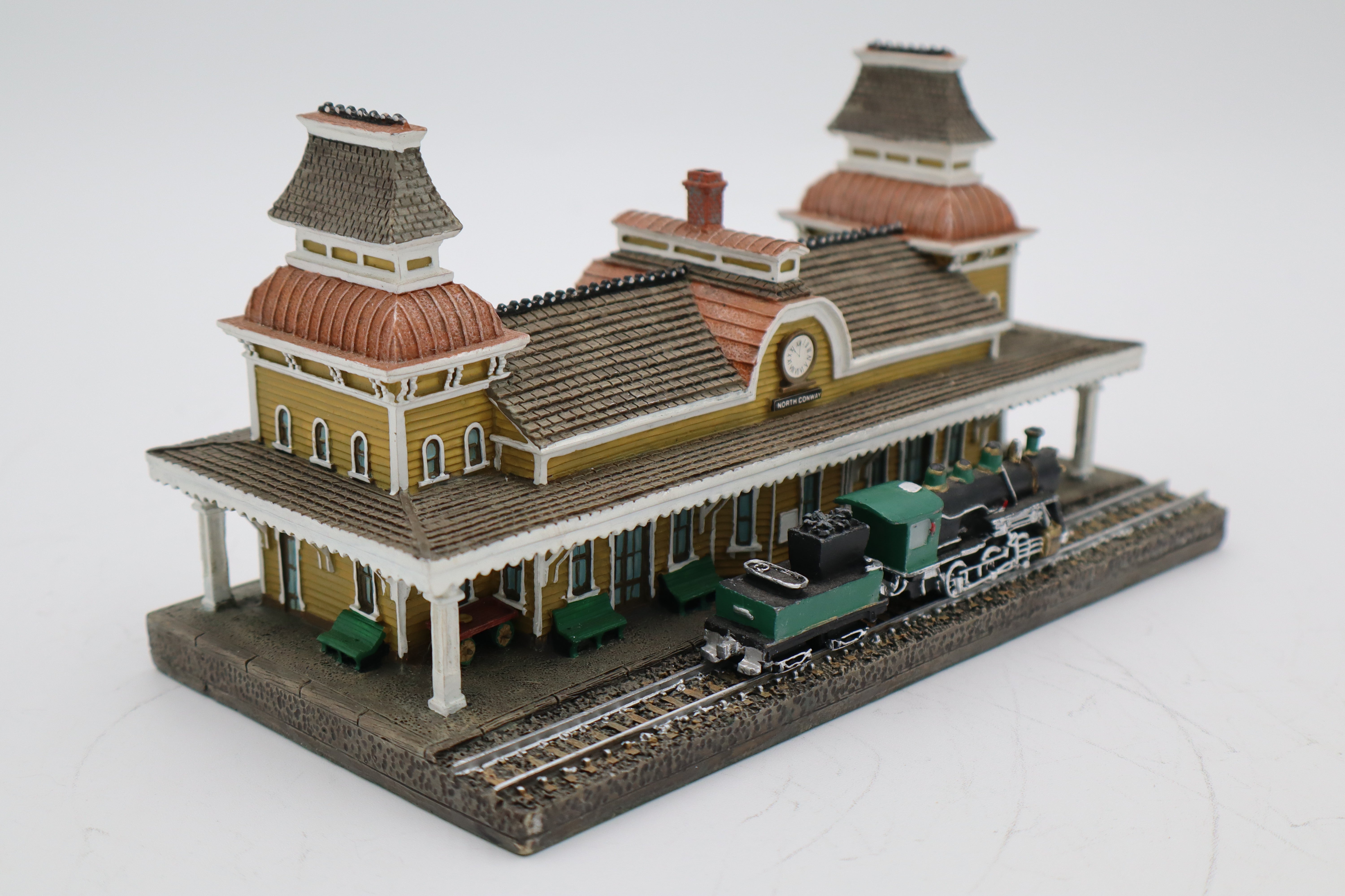1993 Danbury Mint "North Conway Railroad Station"-Second hand-M8383