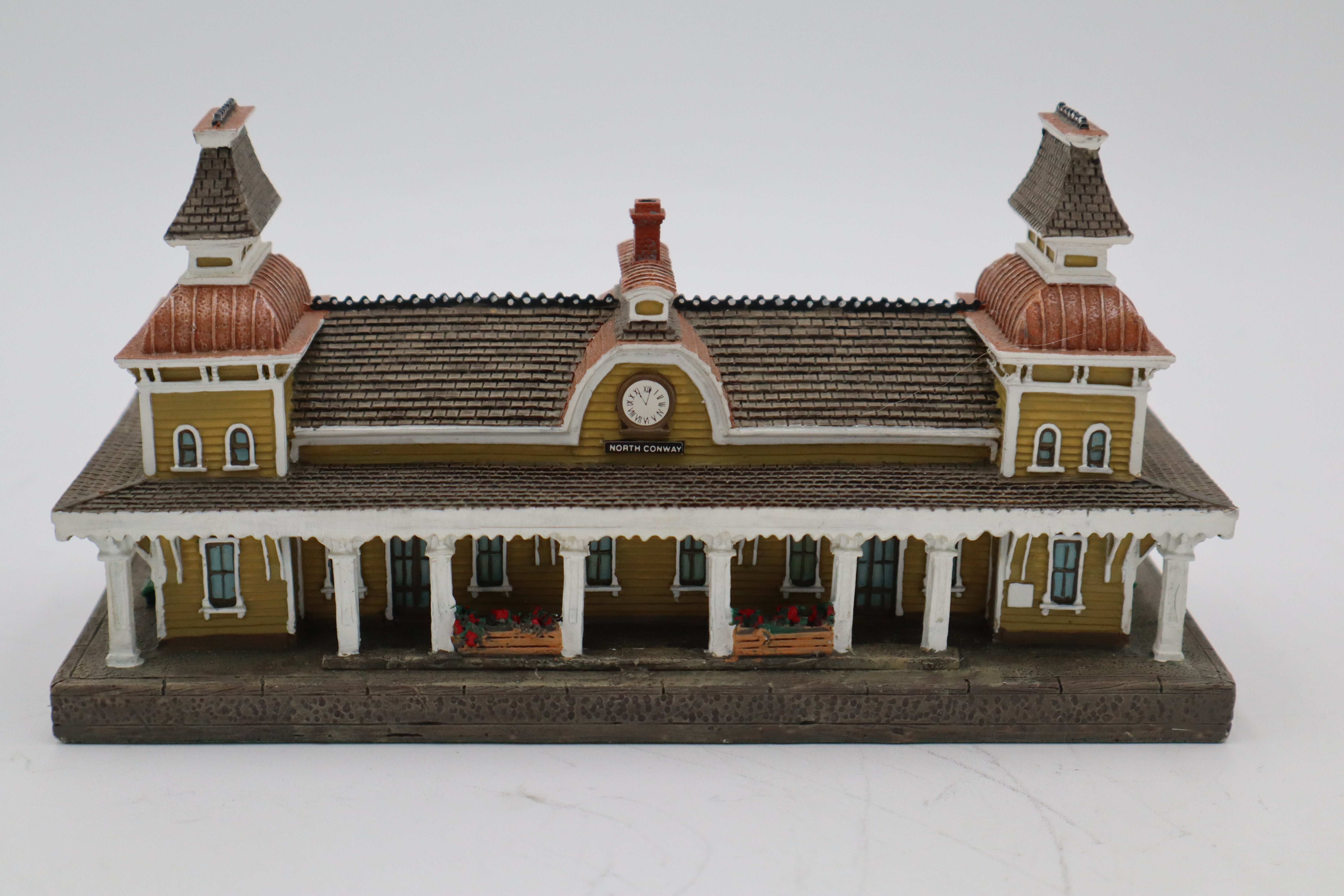 1993 Danbury Mint "North Conway Railroad Station"-Second hand-M8383