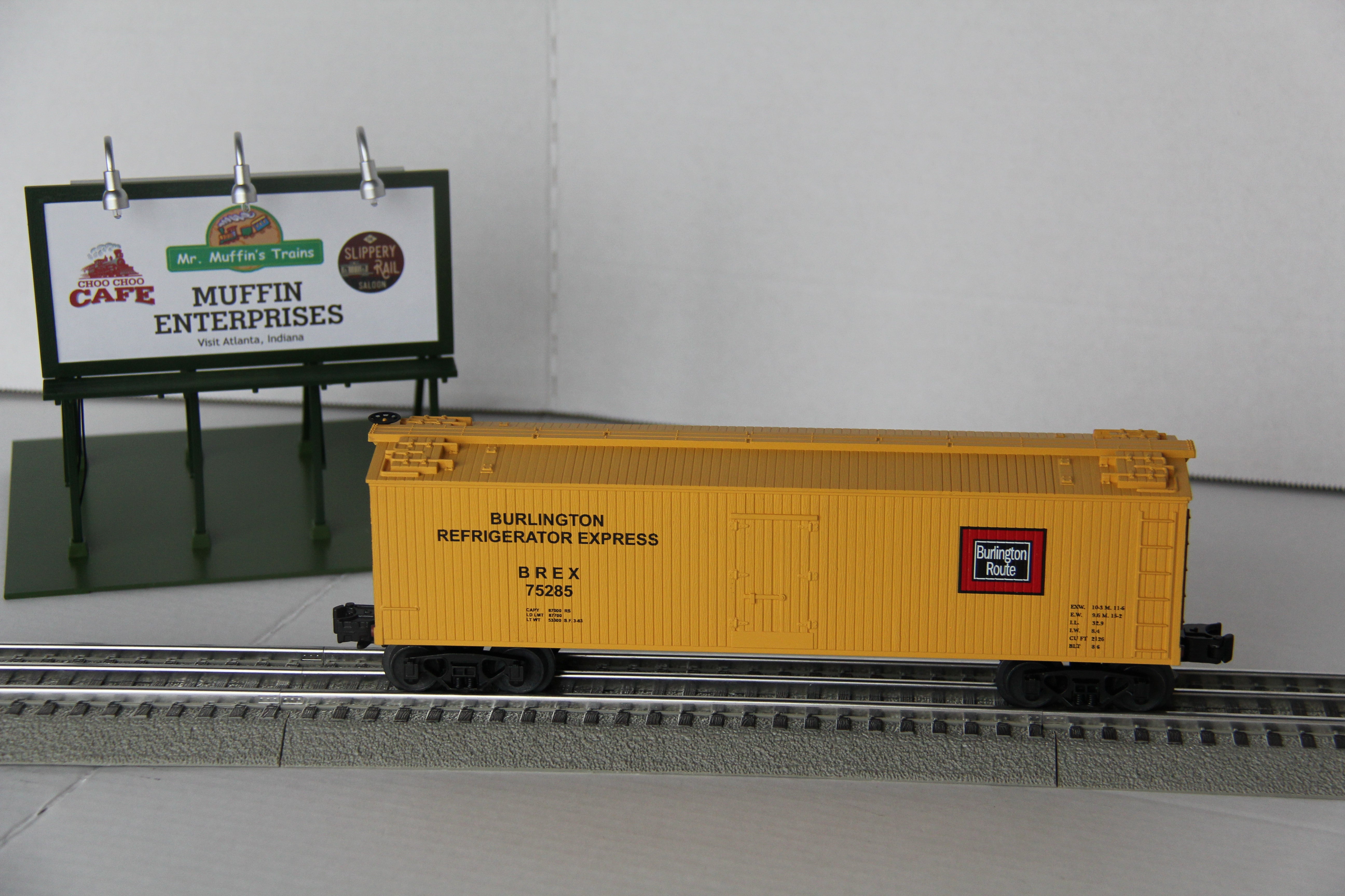 Rail King RK-7806L Burlington Yellow & Tuscan Semi-Scale Reefer Car-Second hand-M3846