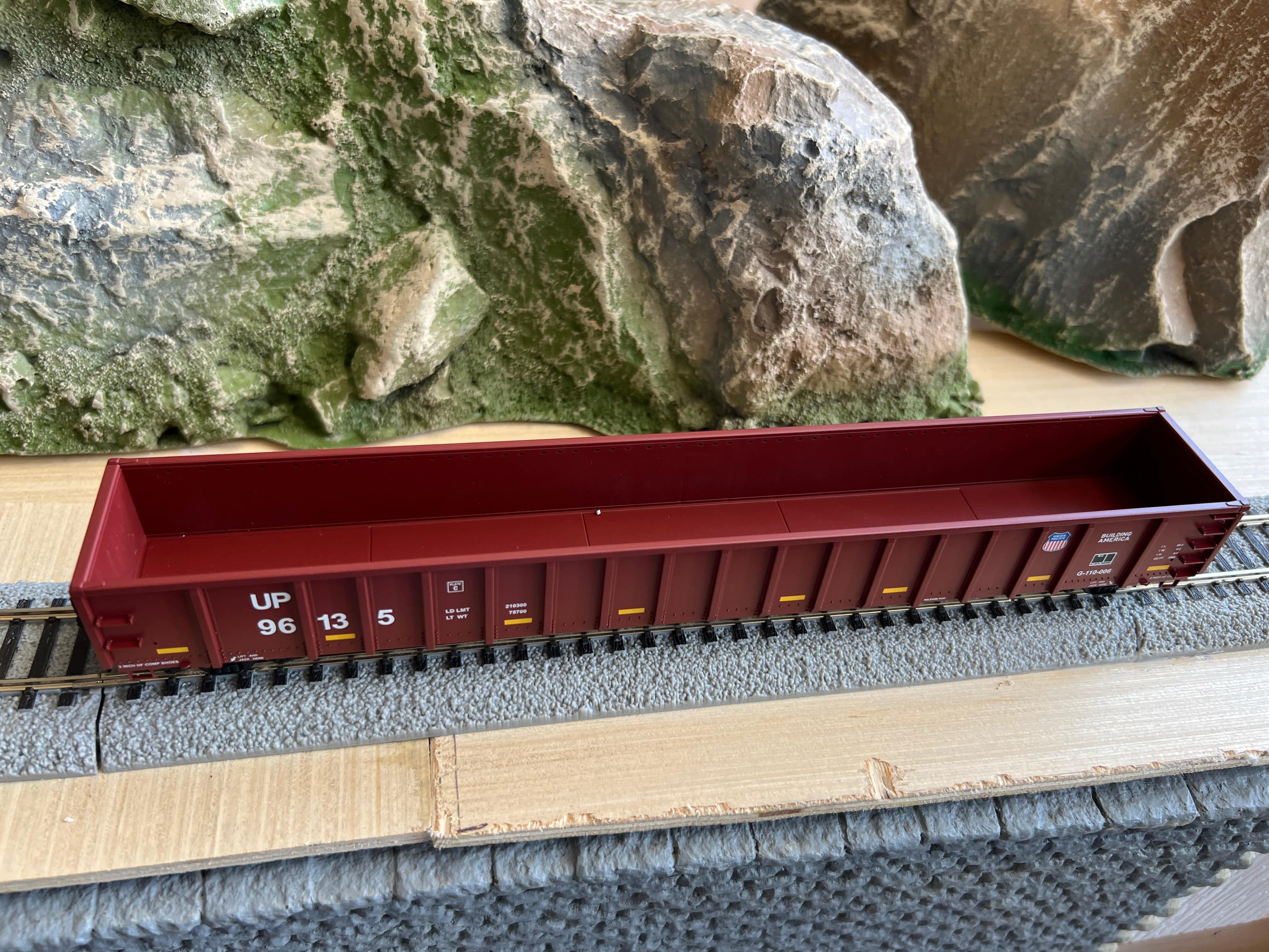 Walthers HO 910-6484 - Mainline - 68' Railgon Gondola "Union Pacific" #96266