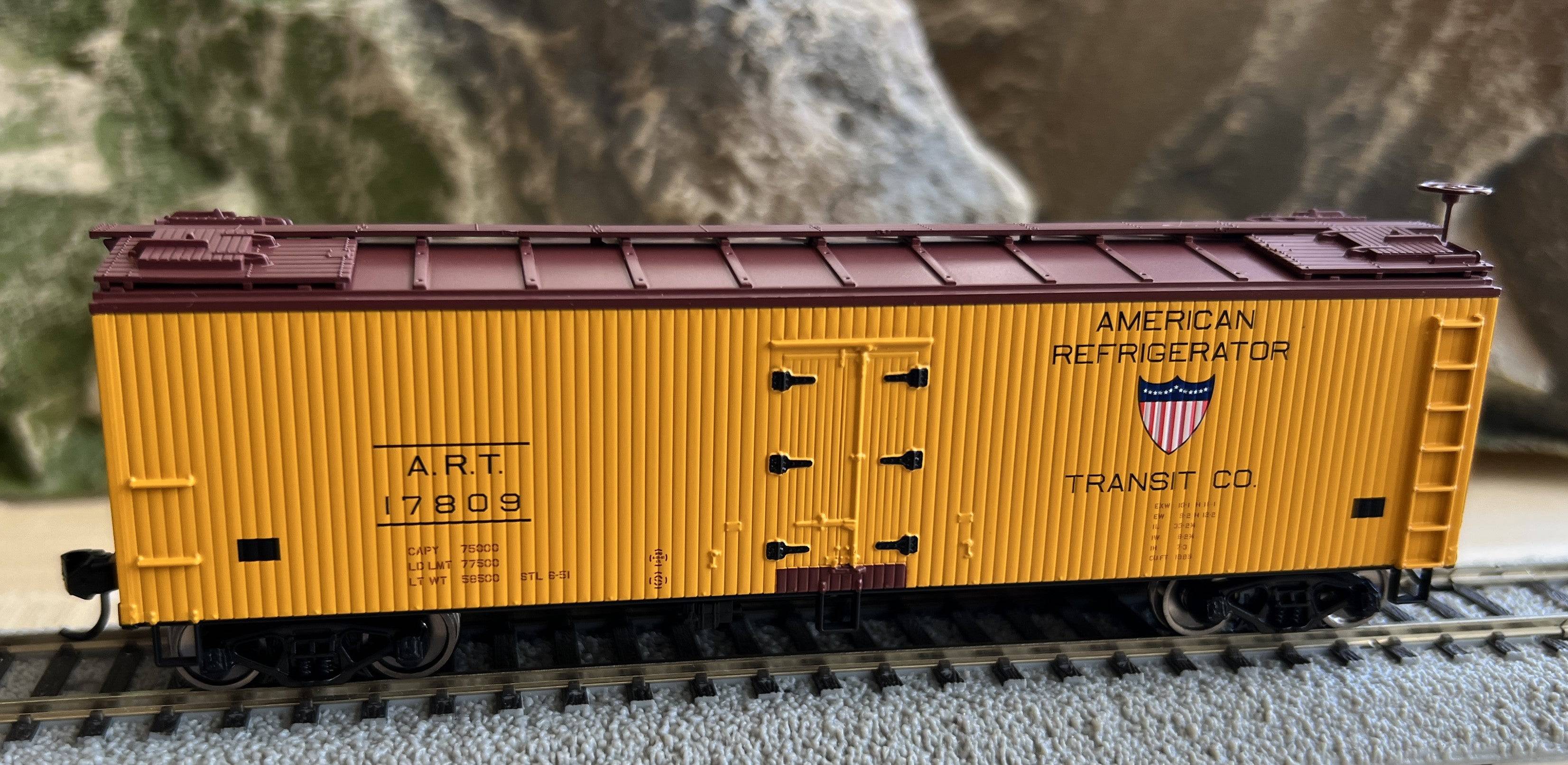 Walthers HO 910-41225 - Mainline - 40' Wood Reefer w/ Wood Ends "American Refrigerator Transit" #17809