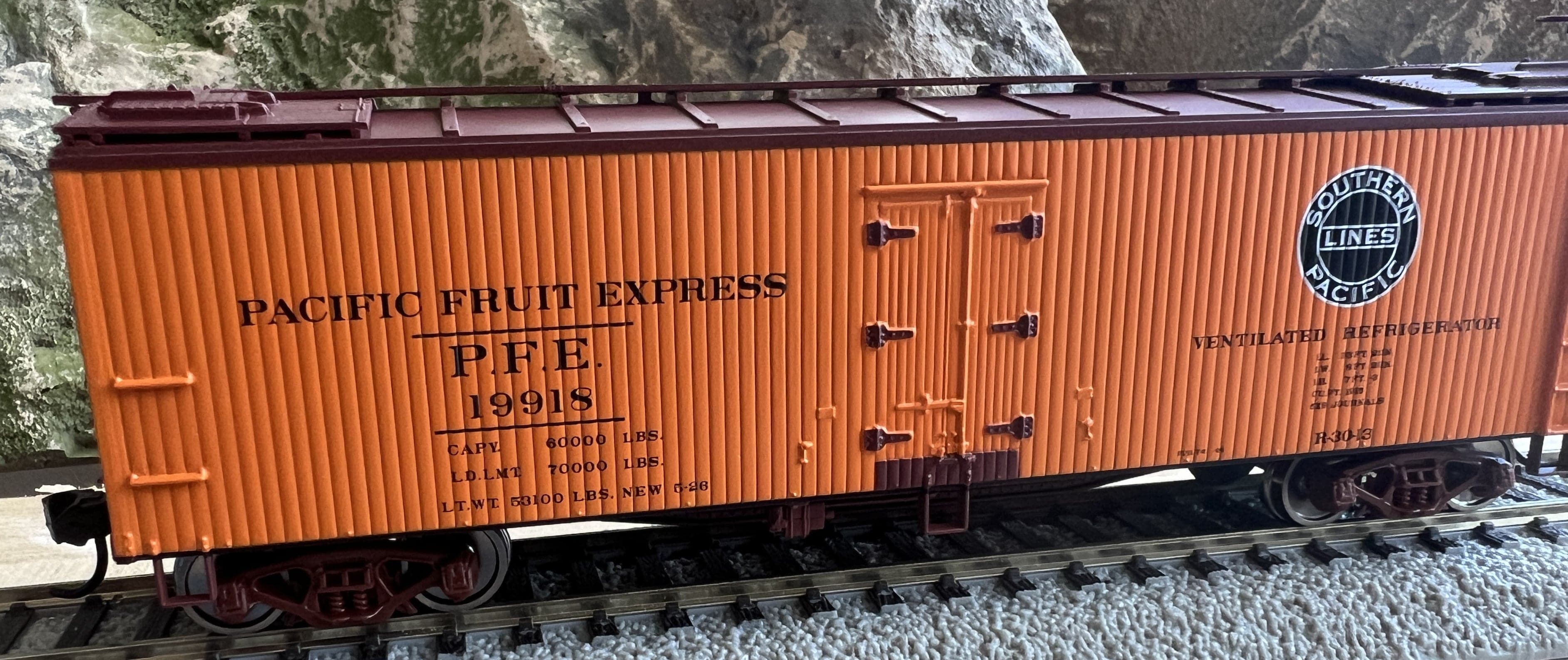Walthers HO 910-41230 - Mainline - 40' Wood Reefer w/ Wood Ends "Pacific Fruit Express" #36171