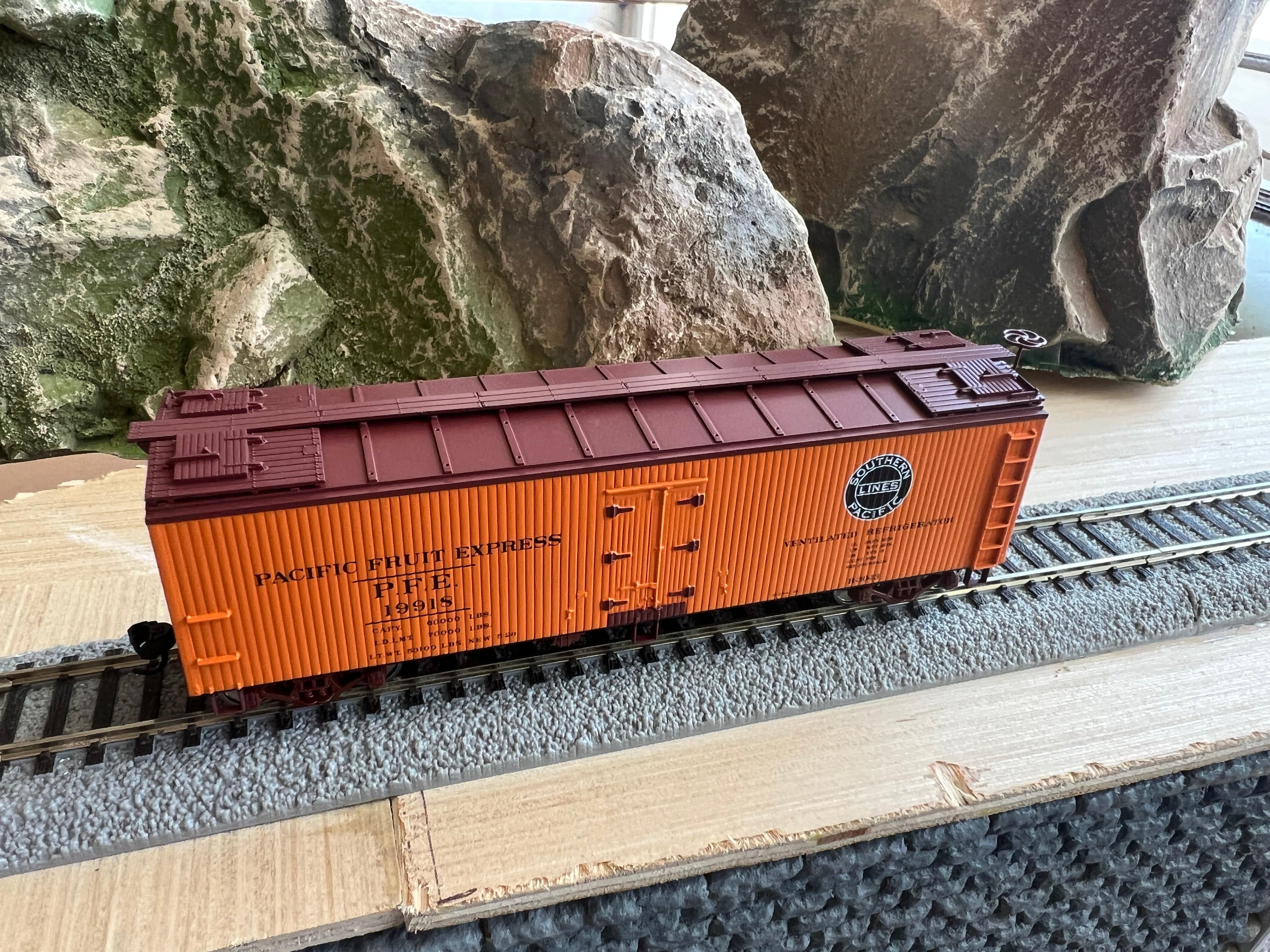 Walthers HO 910-41230 - Mainline - 40' Wood Reefer w/ Wood Ends "Pacific Fruit Express" #36171