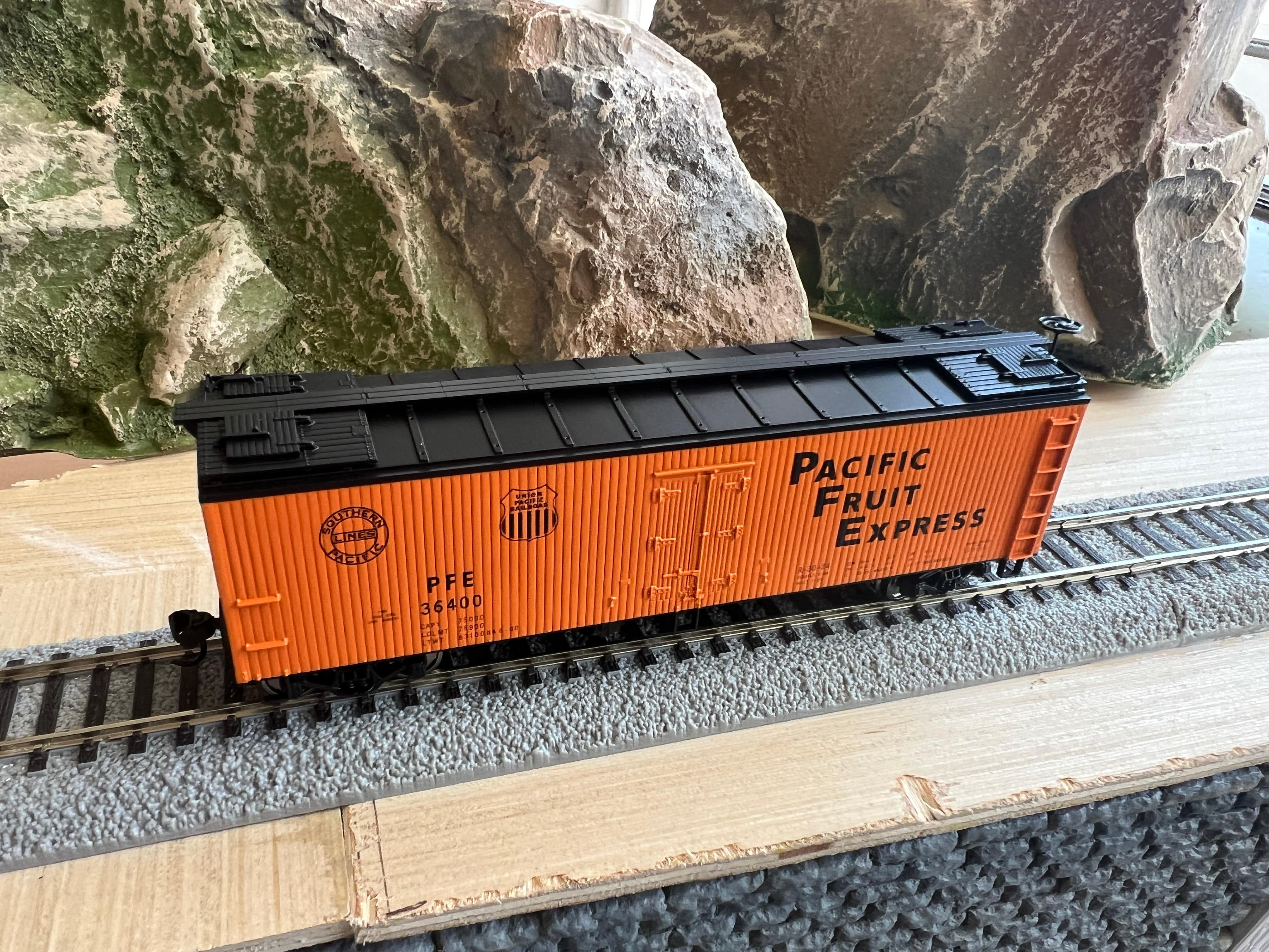 Walthers HO 910-41231 - Mainline - 40' Wood Reefer w/ Wood Ends "Pacific Fruit Express" #36400