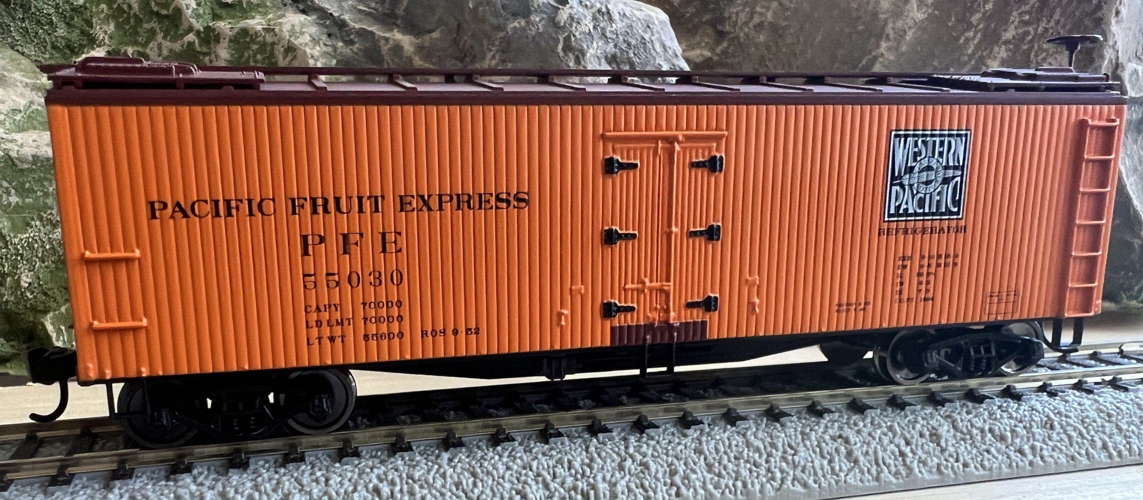 Walthers HO 910-41234 - Mainline - 40' Wood Reefer w/ Wood Ends "Pacific Fruit Express" #55030